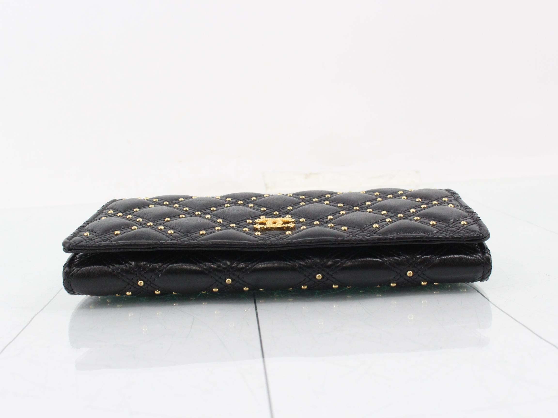 Matelassé long wallet, serial number 26 series, stored item, black. — view 3