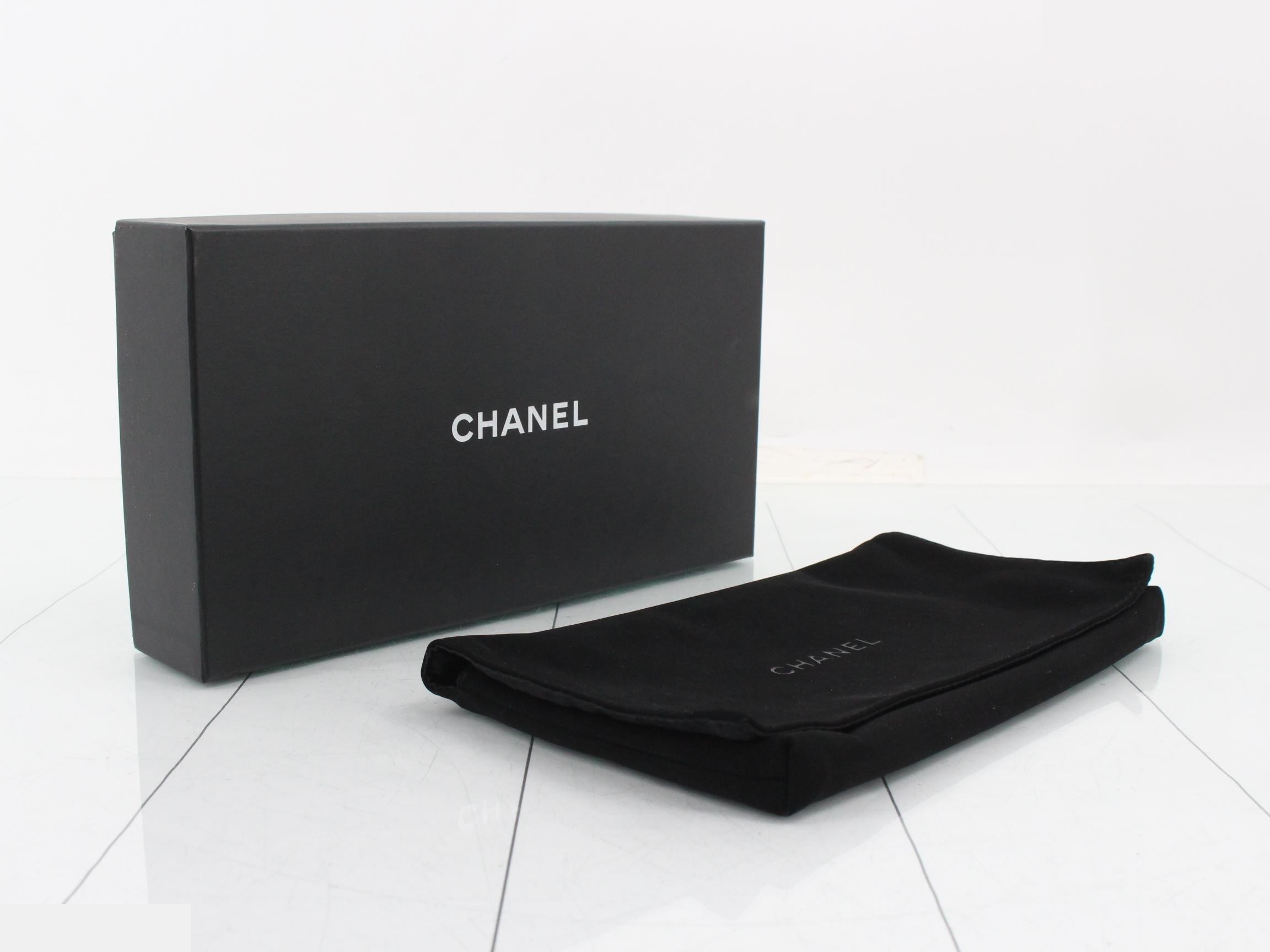 Matelassé long wallet, serial number 26 series, stored item, black. — view 5