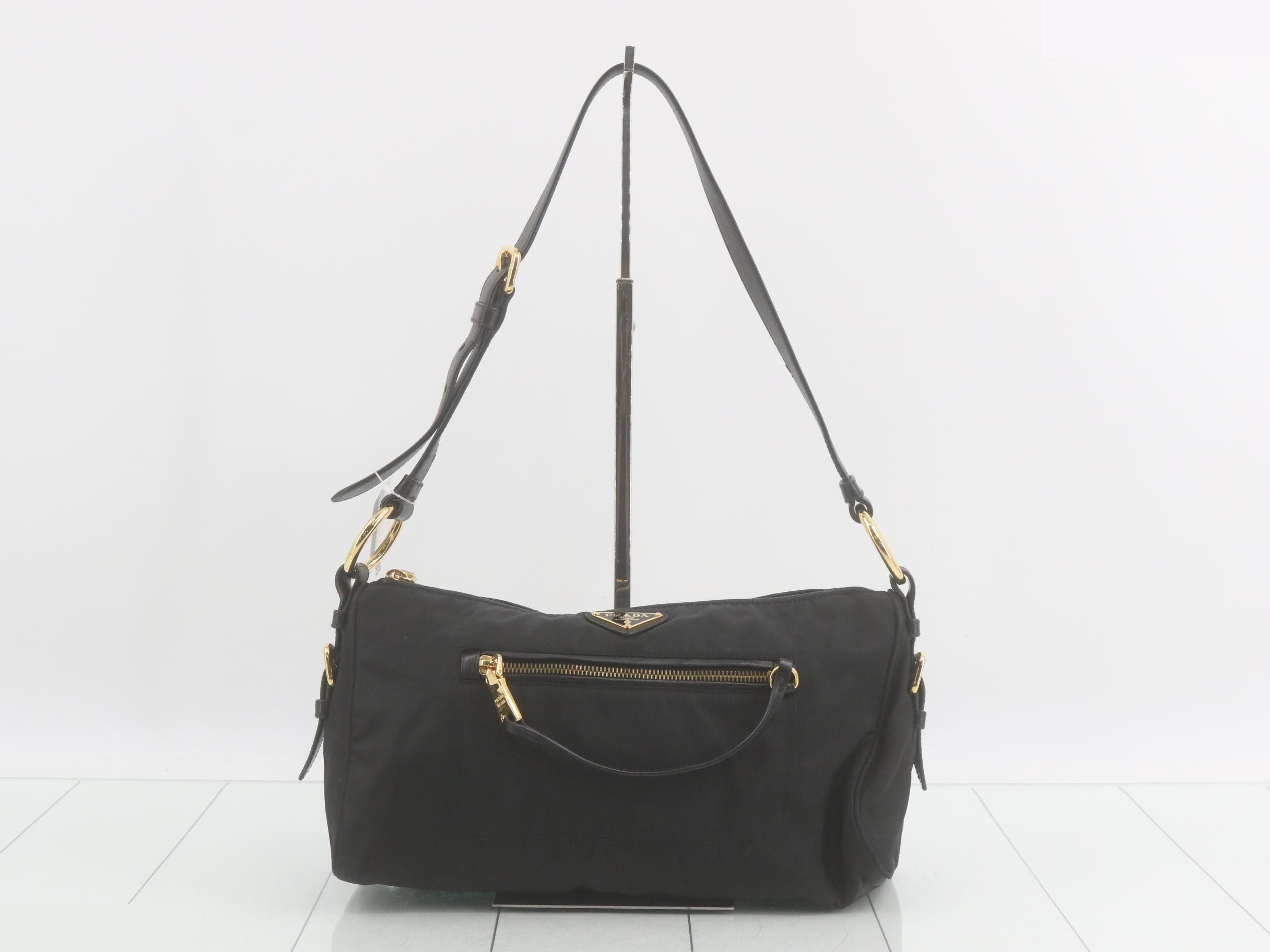 Nylon shoulder bag with triangular plate, black.
