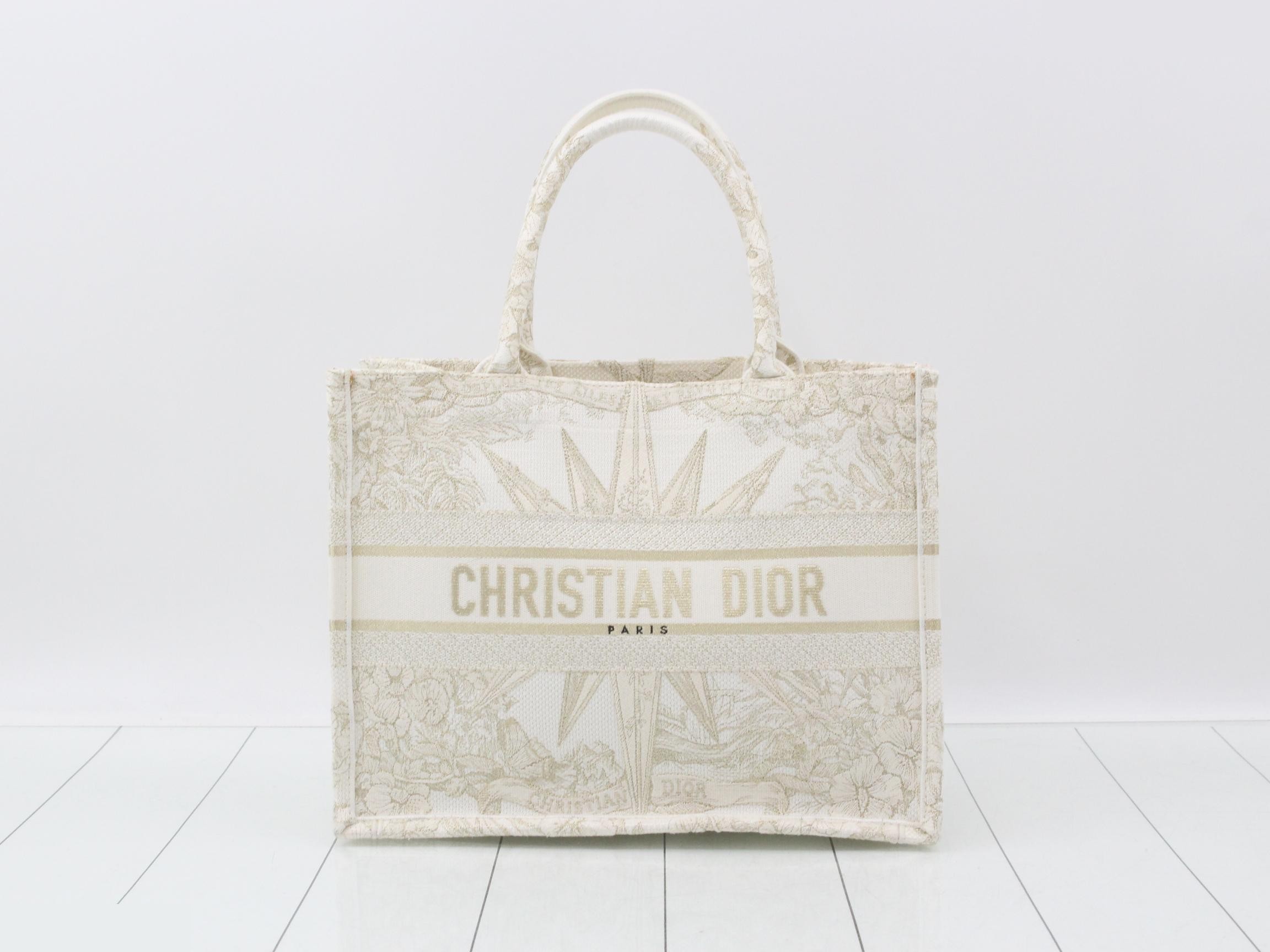 Trotter (Bag) - Tote Bag - Book Tote - Holiday - Medium - White Book