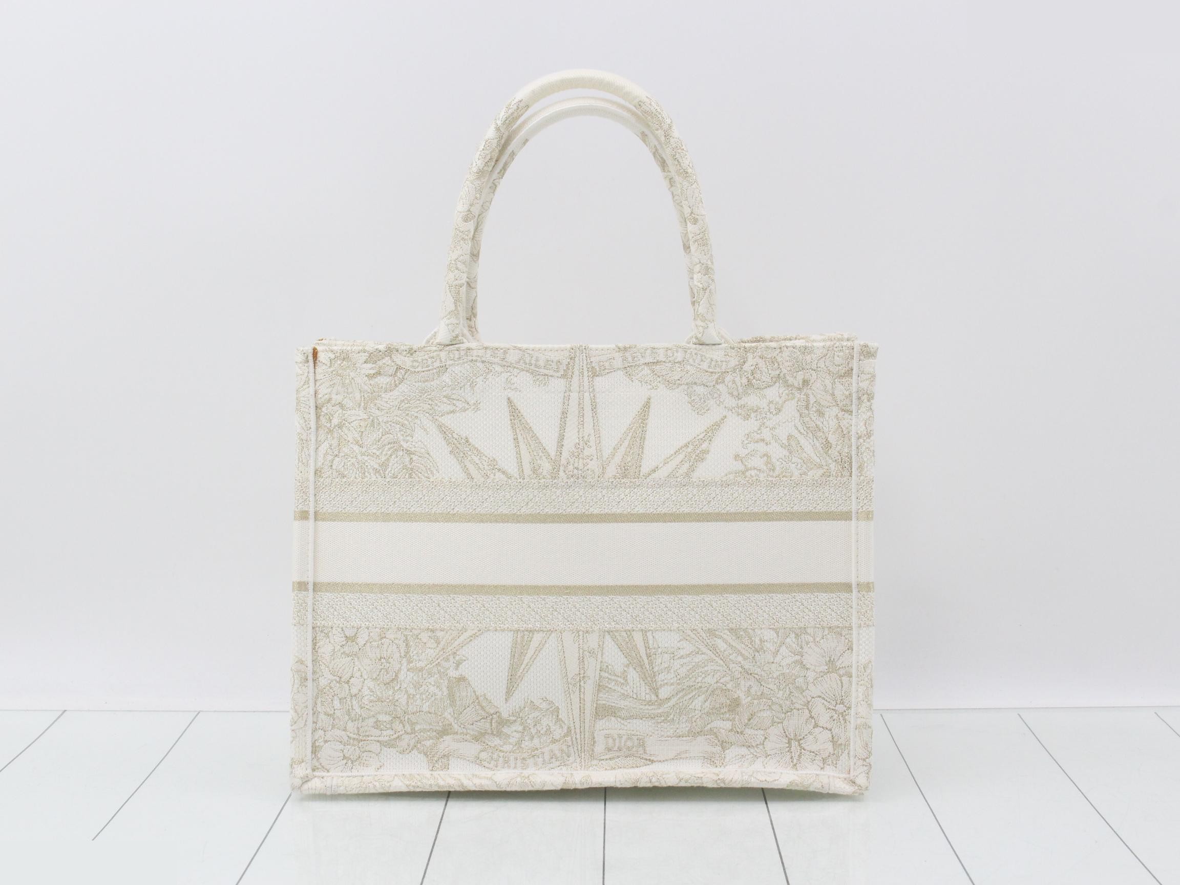 Trotter (Bag) - Tote Bag - Book Tote - Holiday - Medium - White Book — view 2