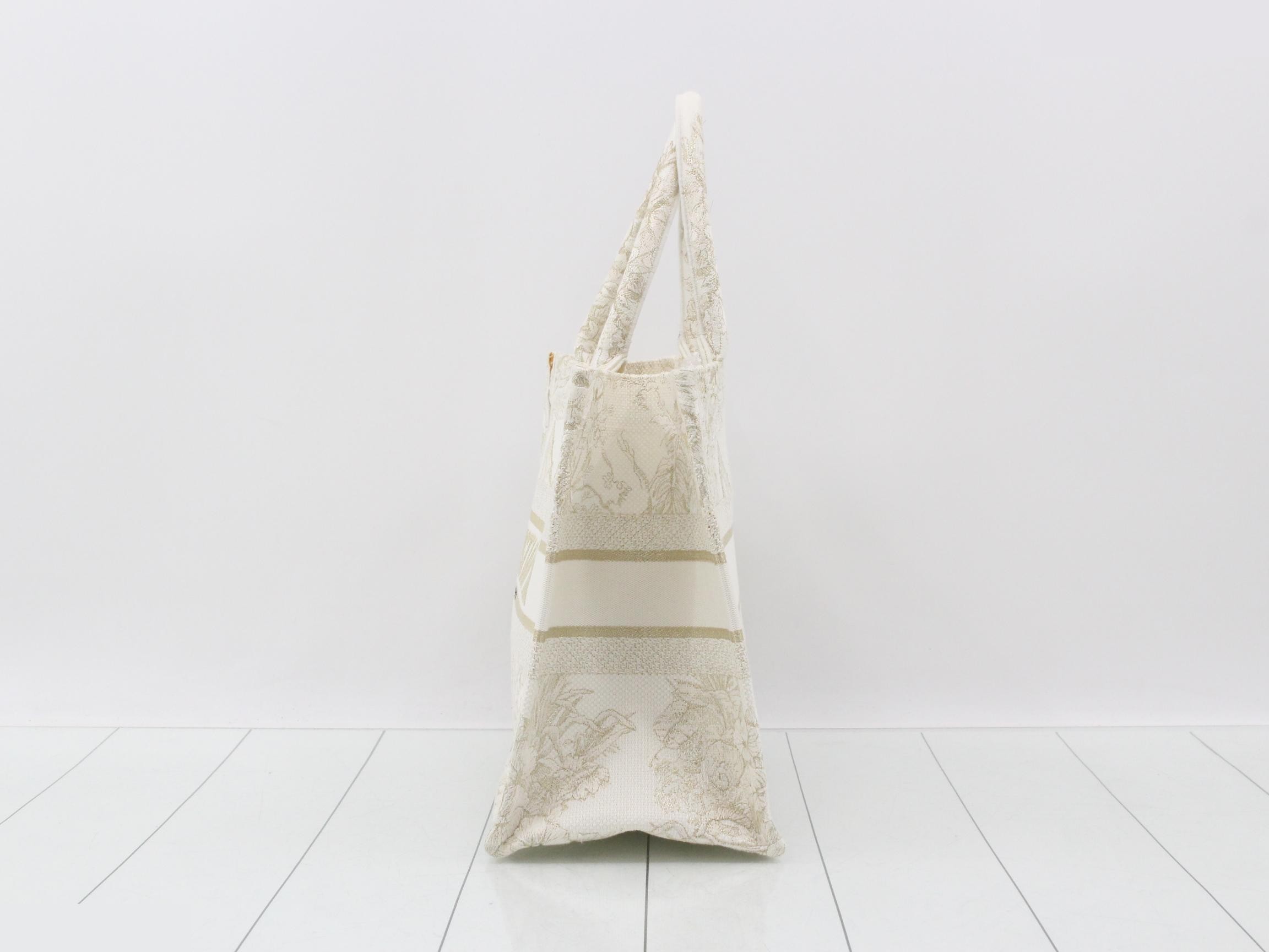 Trotter (Bag) - Tote Bag - Book Tote - Holiday - Medium - White Book — view 3
