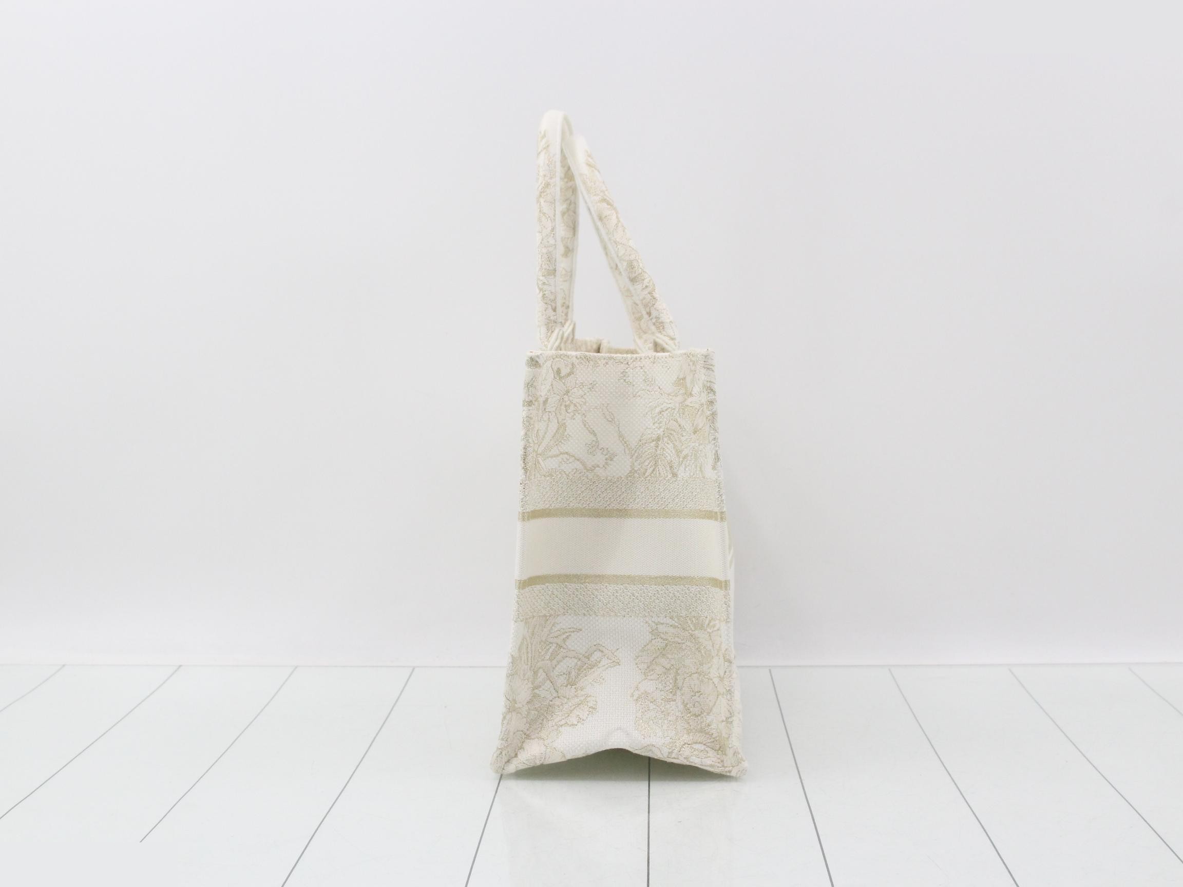 Trotter (Bag) - Tote Bag - Book Tote - Holiday - Medium - White Book — view 4