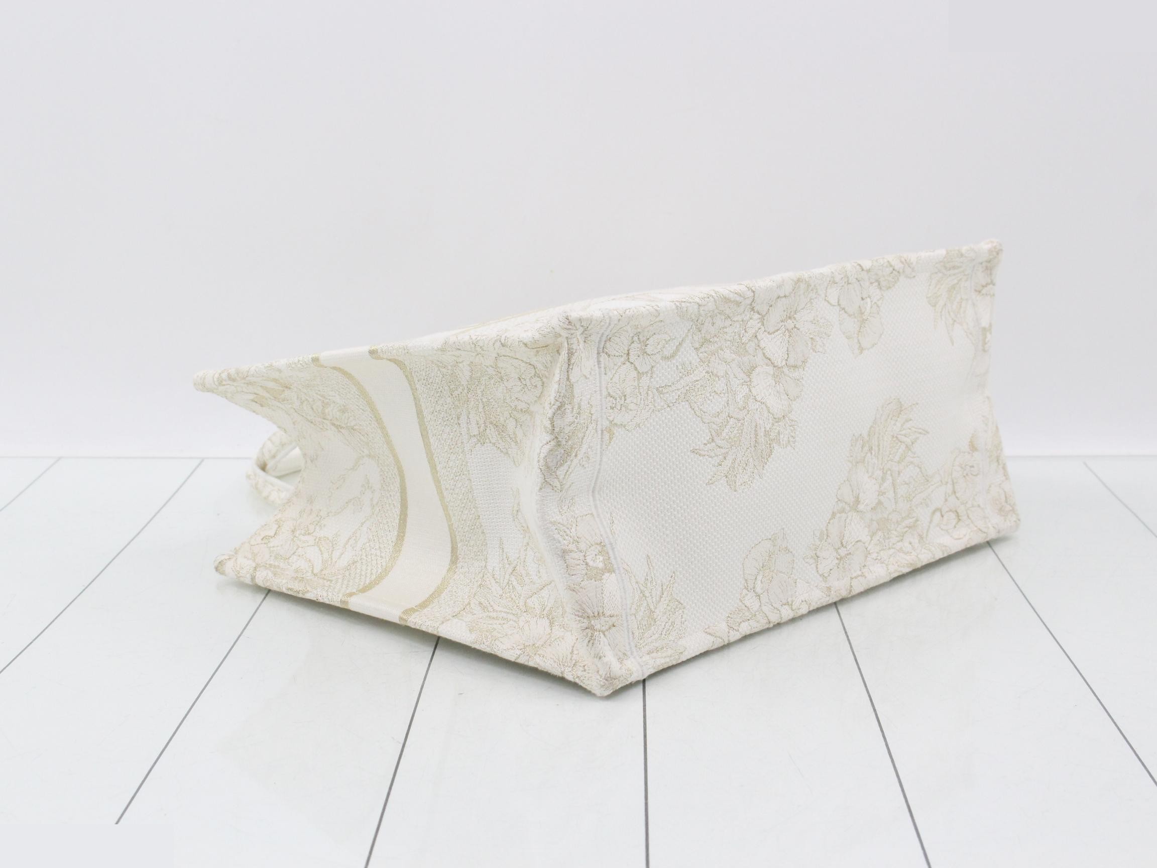 Trotter (Bag) - Tote Bag - Book Tote - Holiday - Medium - White Book — view 5