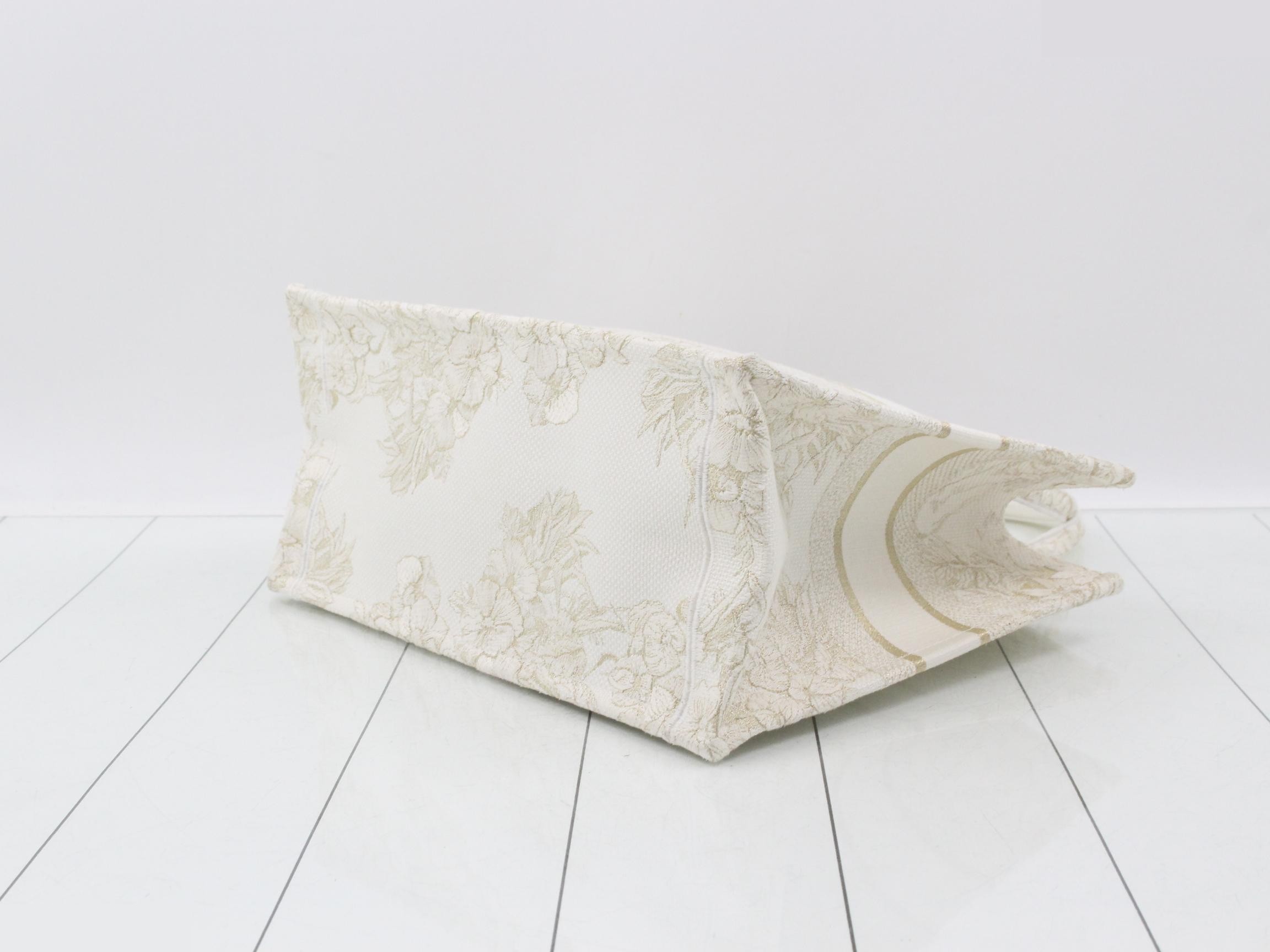 Trotter (Bag) - Tote Bag - Book Tote - Holiday - Medium - White Book — view 6