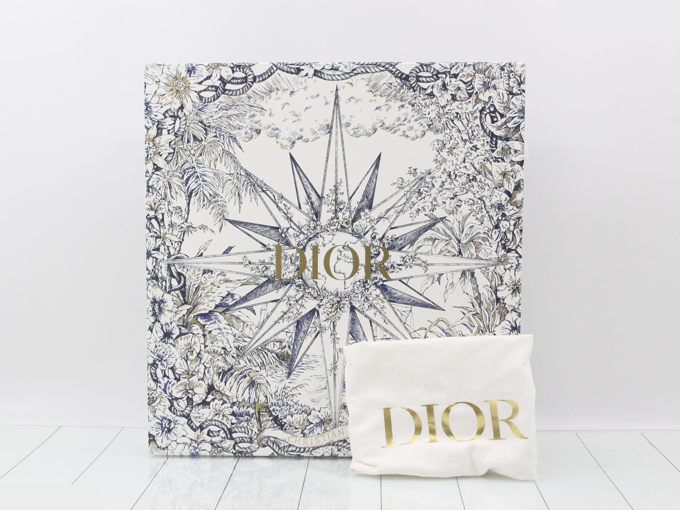 Trotter (Bag) - Tote Bag - Book Tote - Holiday - Medium - White Book — view 7