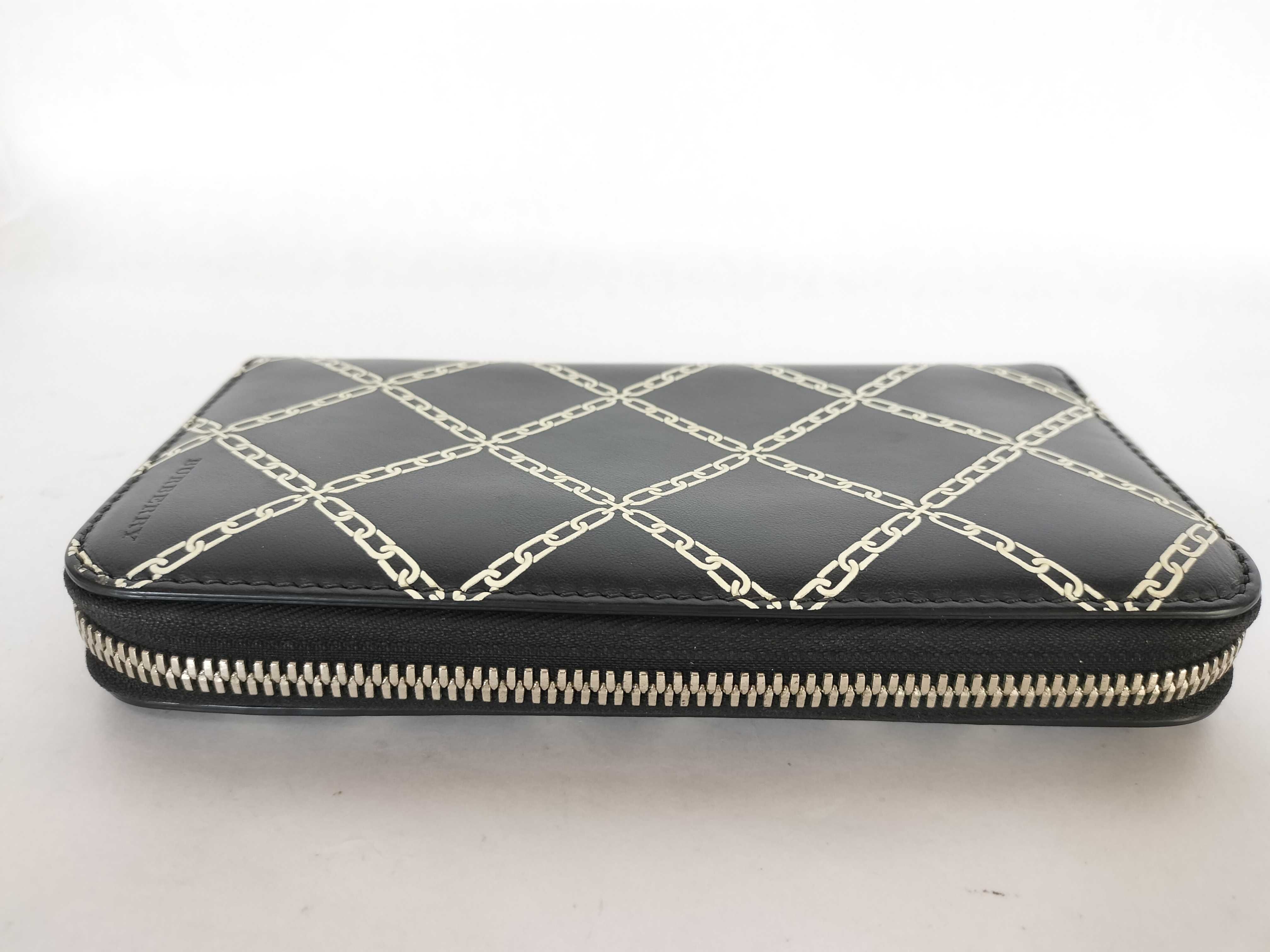Black Label Burberry Chain Motif Long Wallet Black White Round Zipper Wallet — view 4