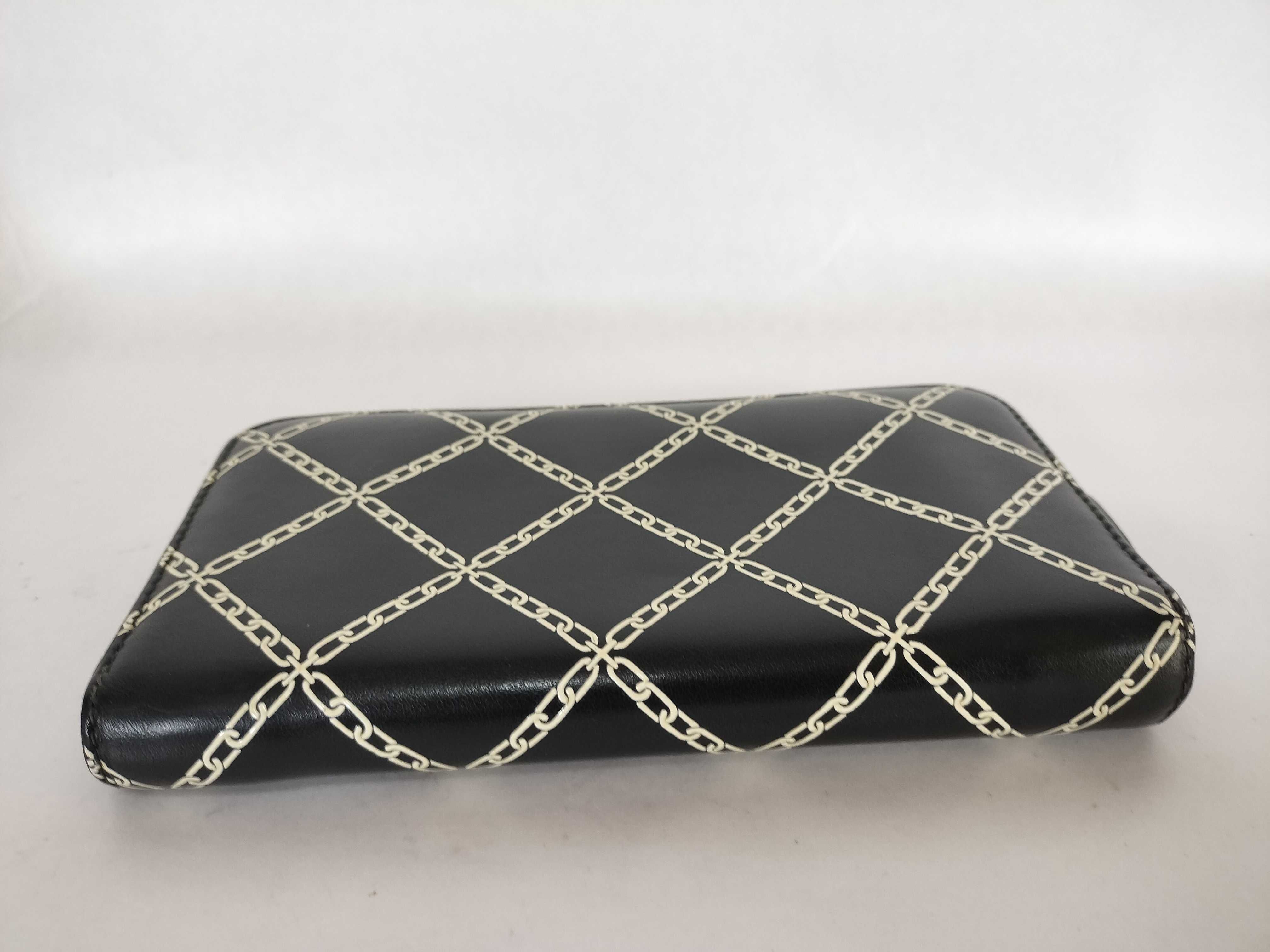 Black Label Burberry Chain Motif Long Wallet Black White Round Zipper Wallet — view 5