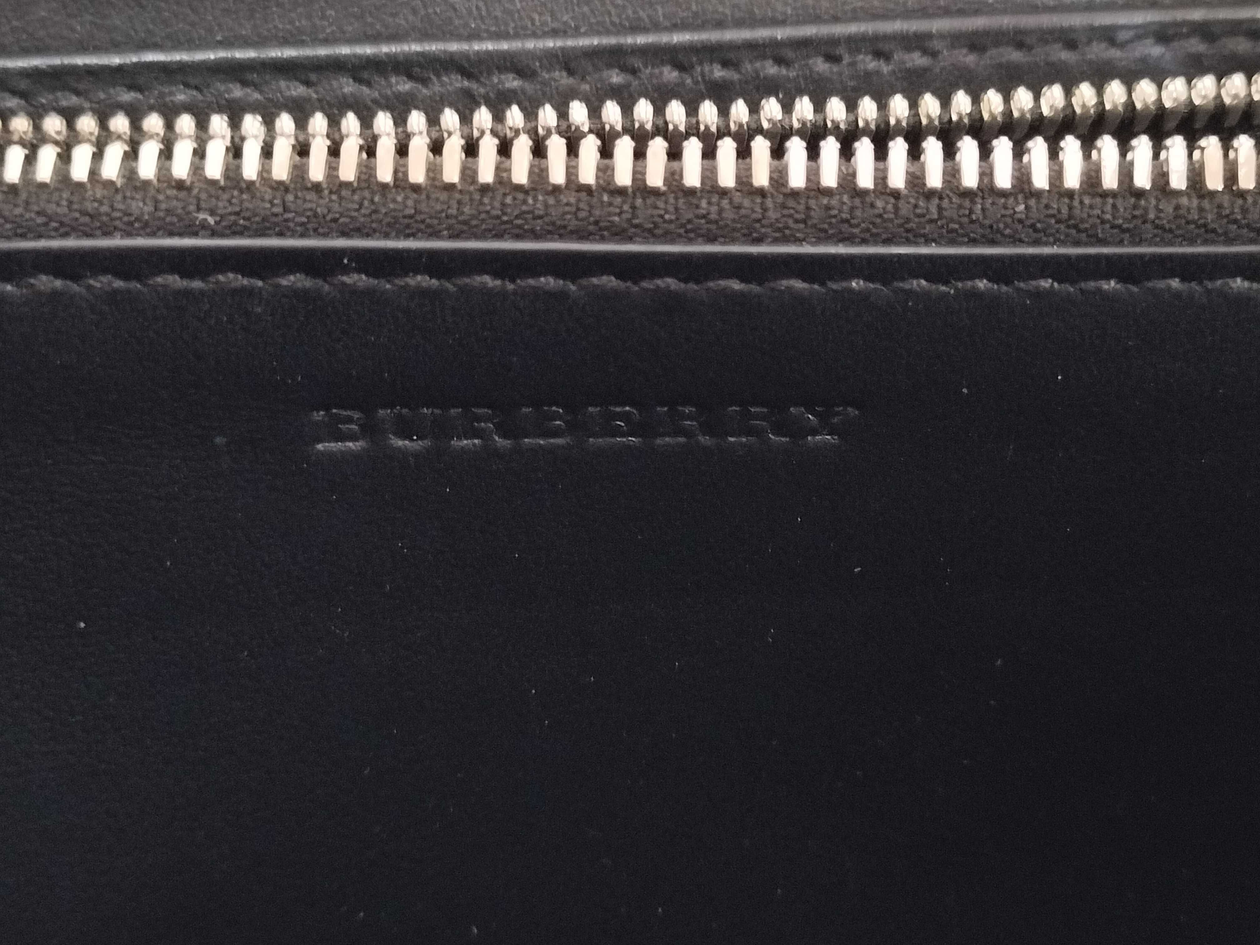 Black Label Burberry Chain Motif Long Wallet Black White Round Zipper Wallet — view 10