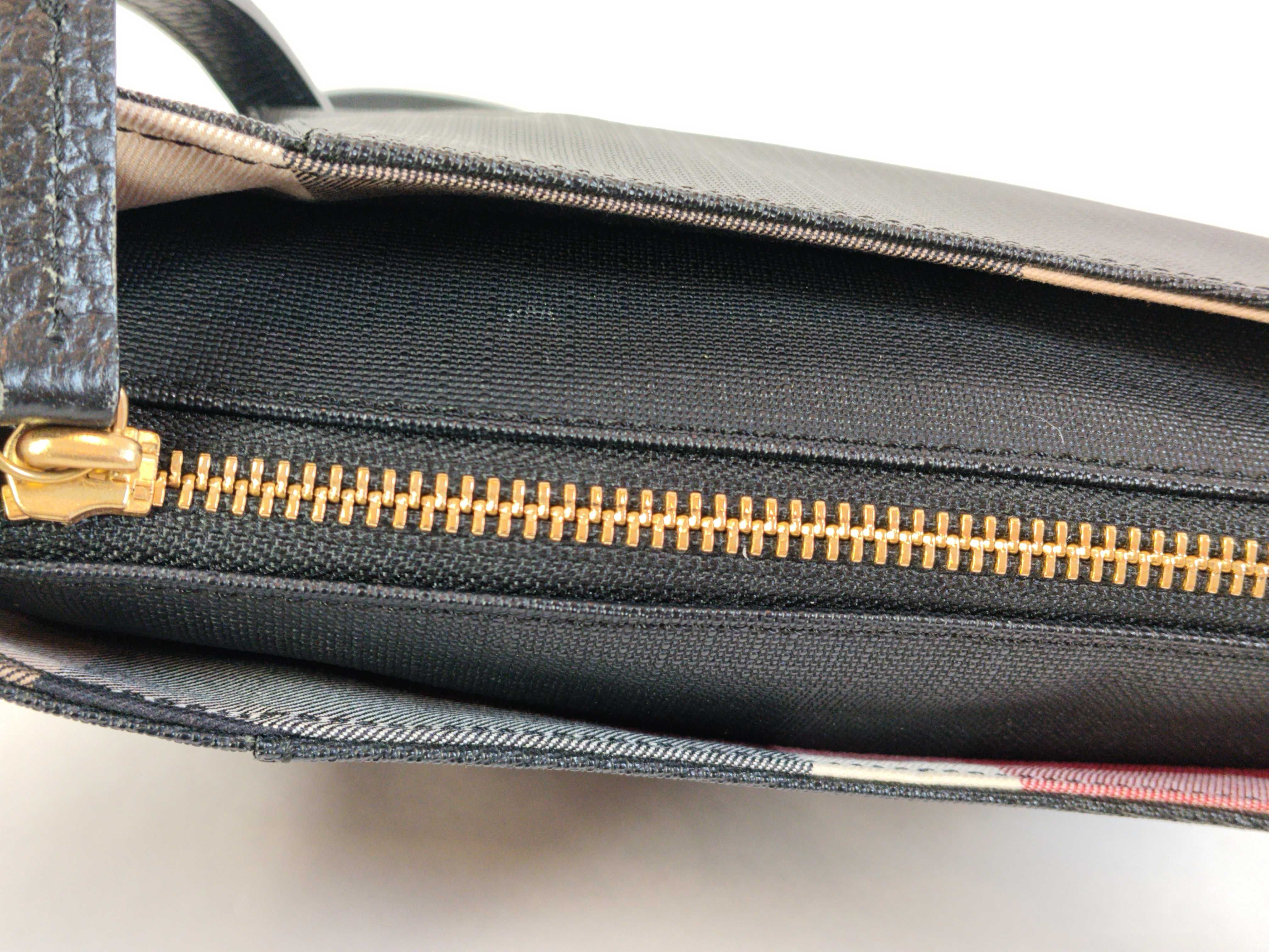 Blue Label Leather Black One-Shoulder Bag — view 8