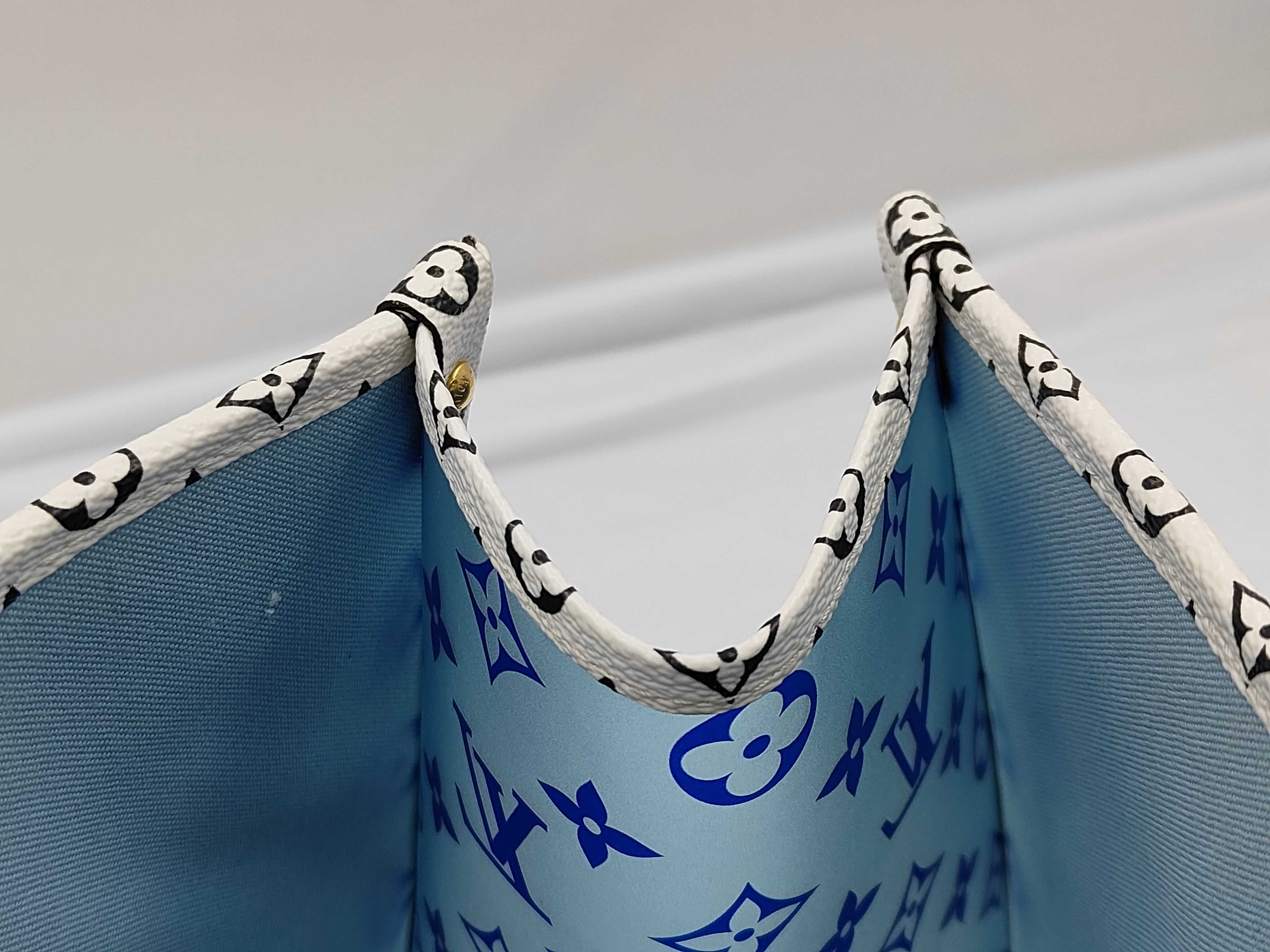 LV Giant Monogram M44683 OnTheGo GM FL2129 Handbag — view 9