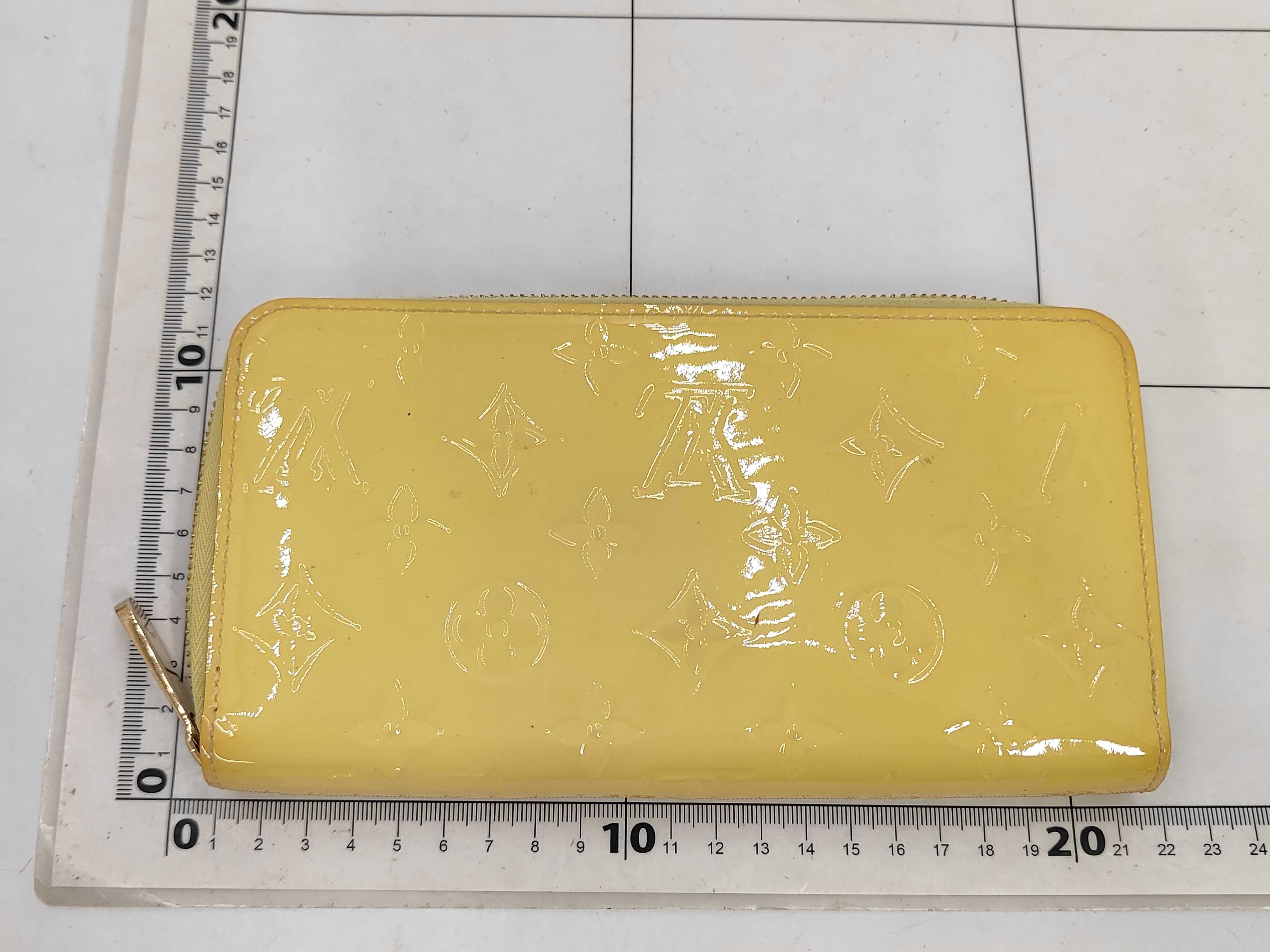 Vernis Louis Vuitton Vernis Zippy Wallet Citrine MI0154 Wallet — view 2