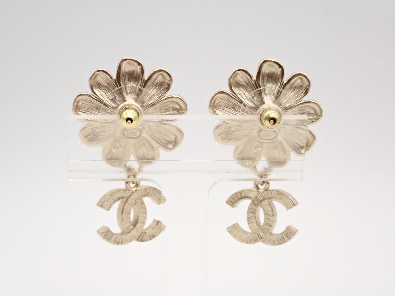 earrings, A22K gold, Coco Mark, flower design, stone, pearl, 4.2cm in height. — view 2