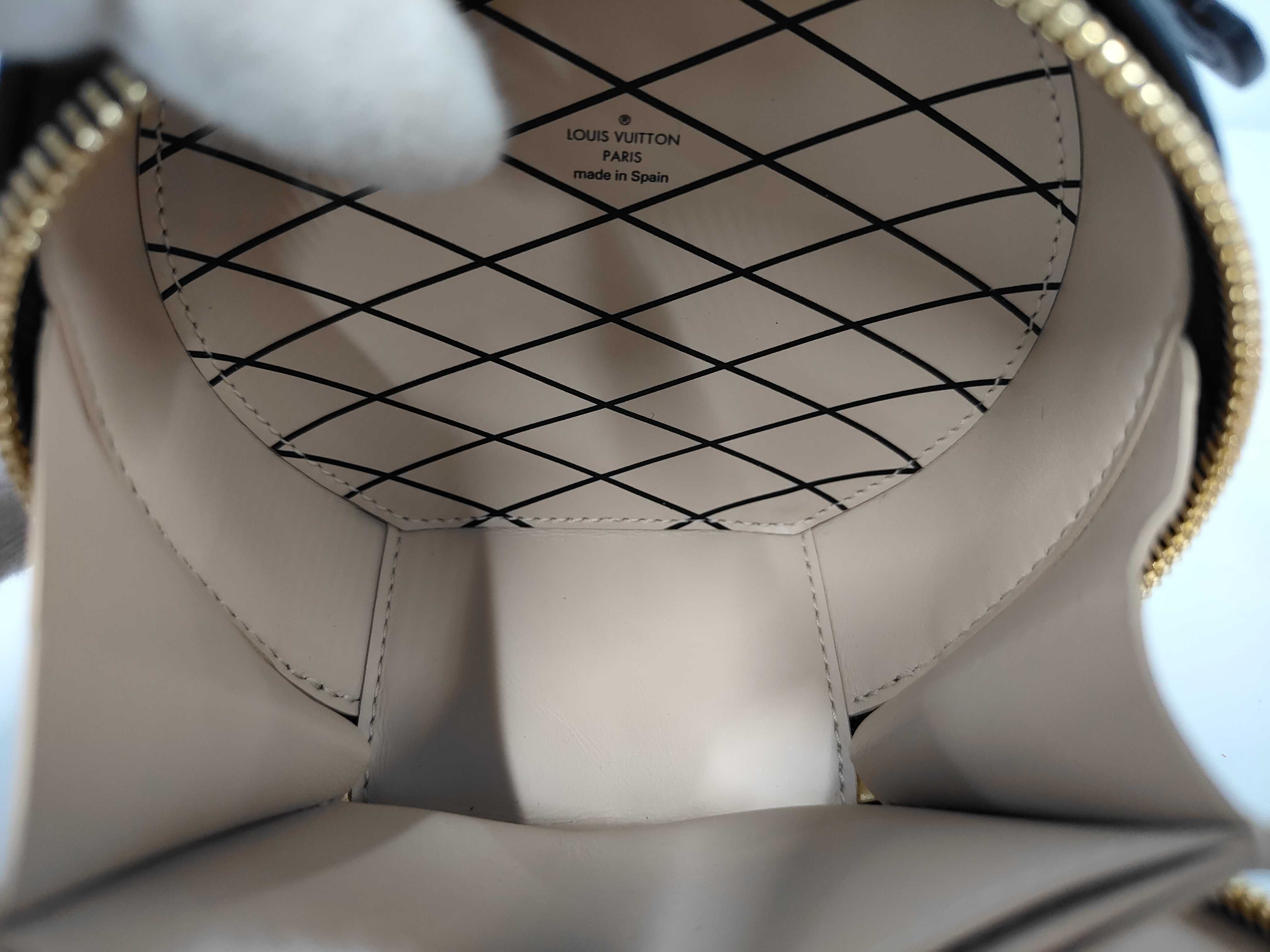 Epi Mini Boite Chapeau R96000 NFC Handbag — view 8
