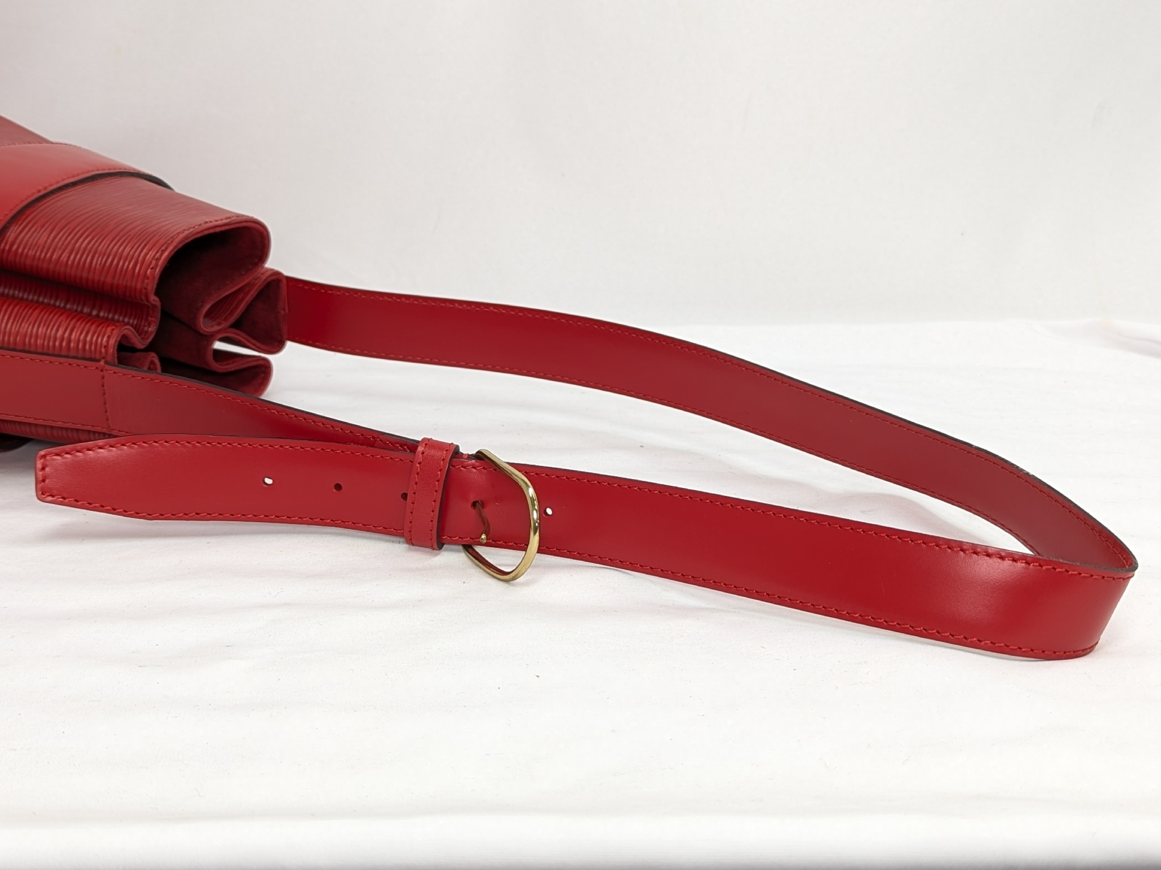 M80207 Epi Sac Depaule Shoulder Bag — view 6