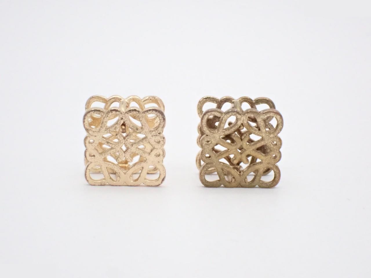 Anagram earrings, gold — view 2