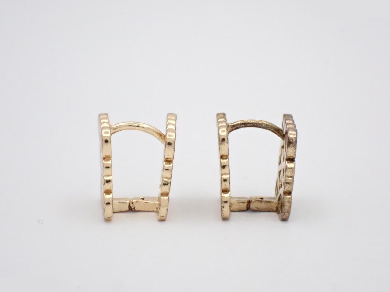 Anagram earrings, gold — view 3