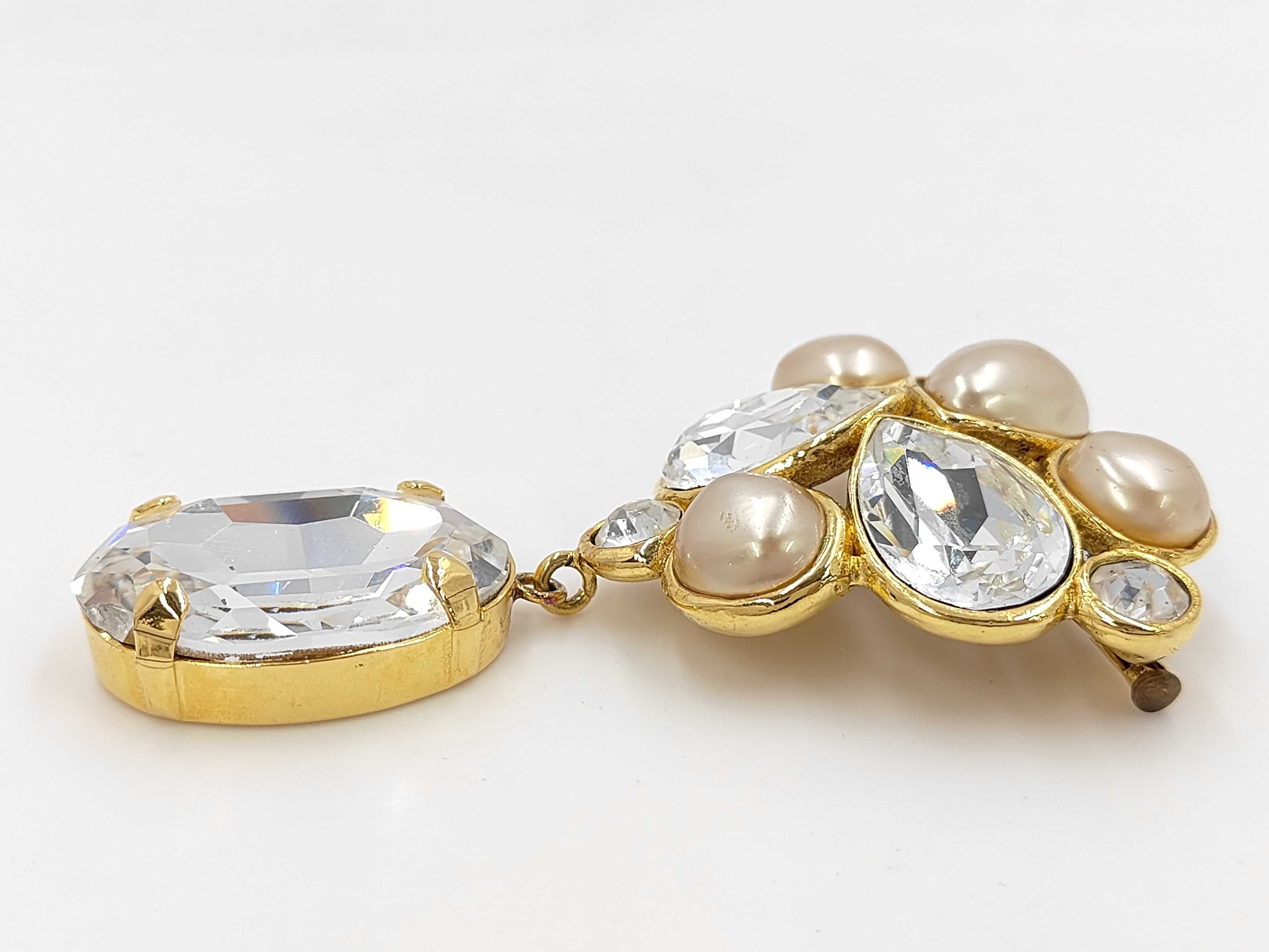 brooch — view 2