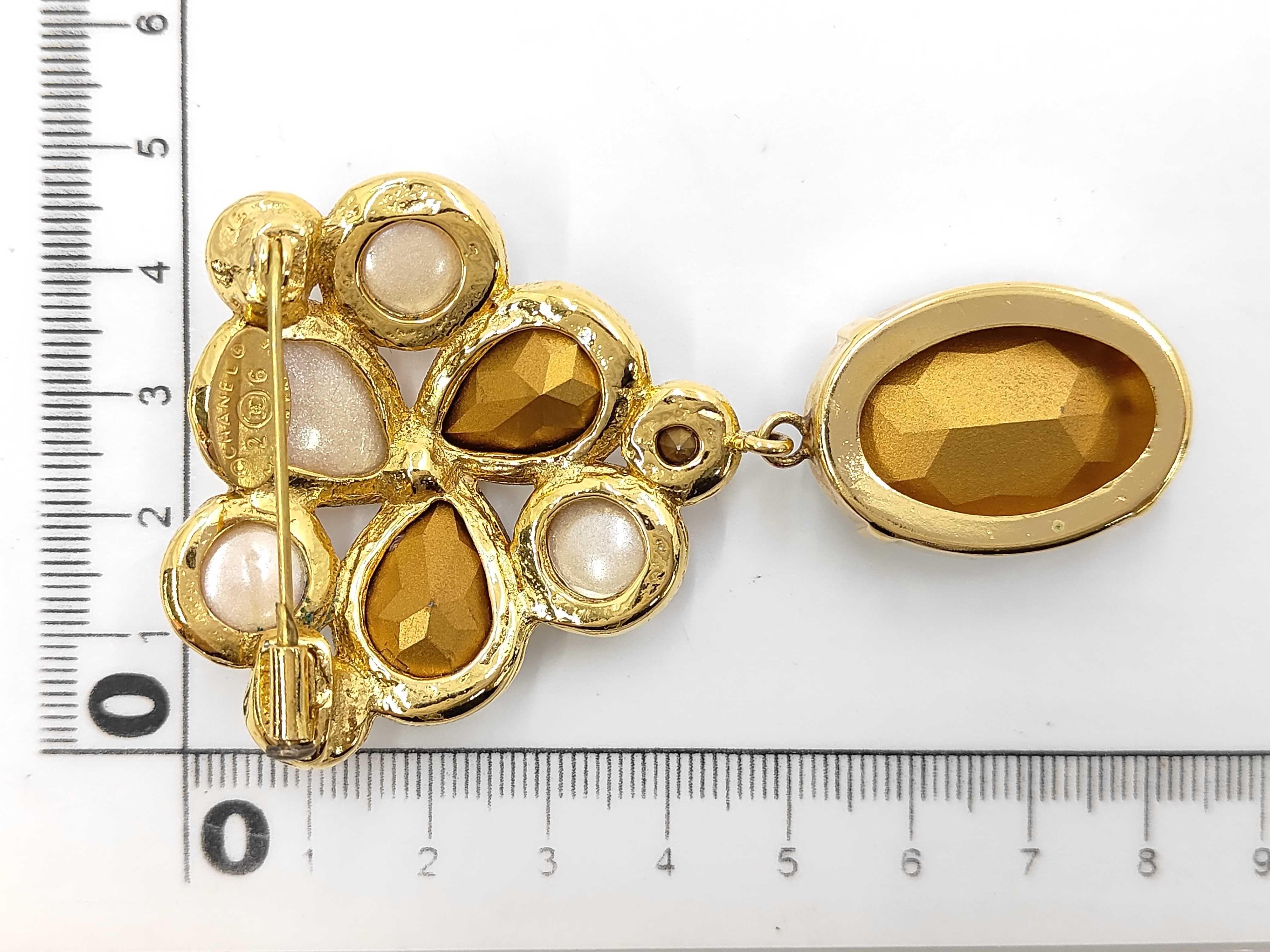 brooch — view 3