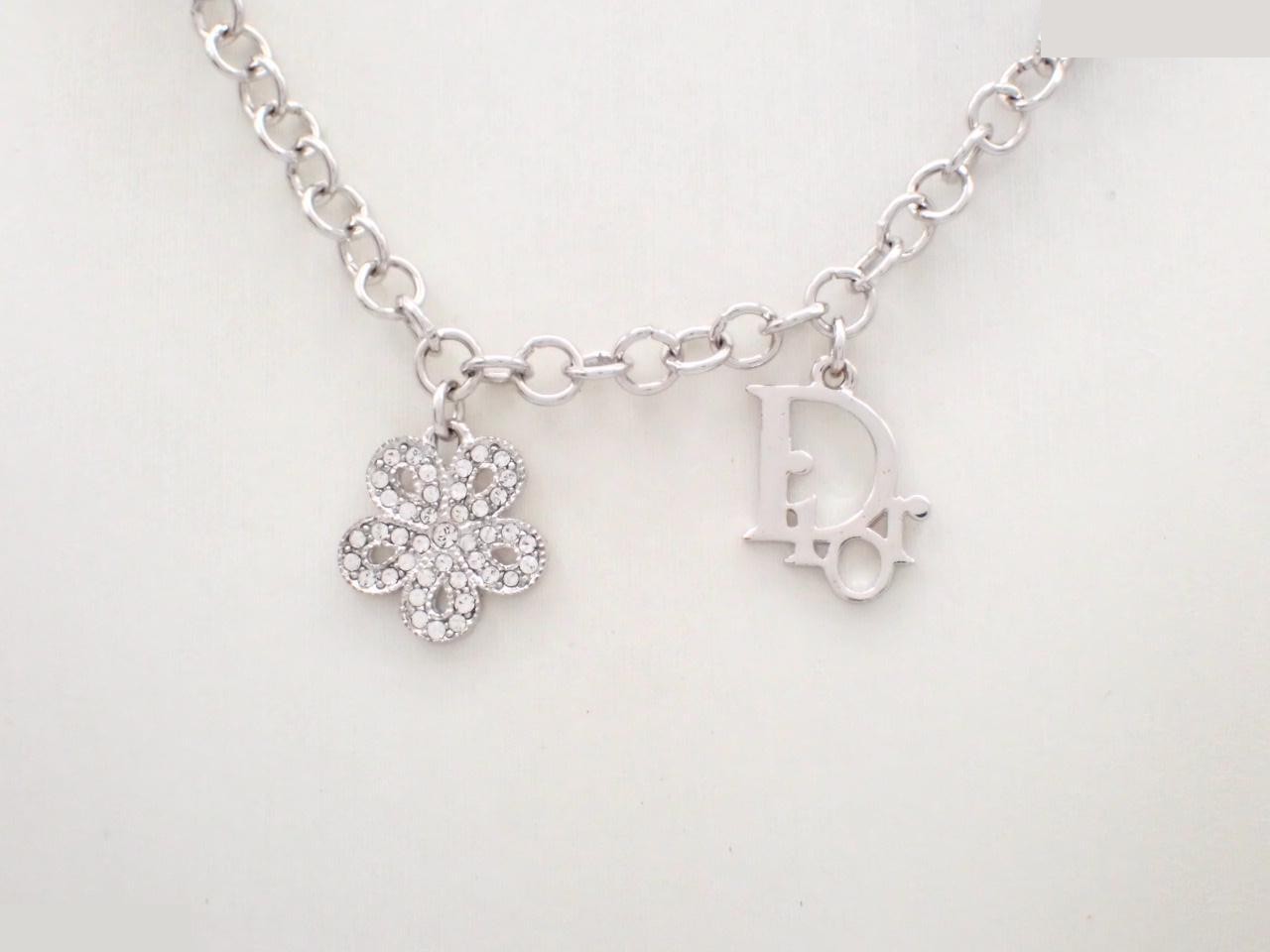 Other lines: Precious metal necklaces and pendants, chain approximately 42cm.