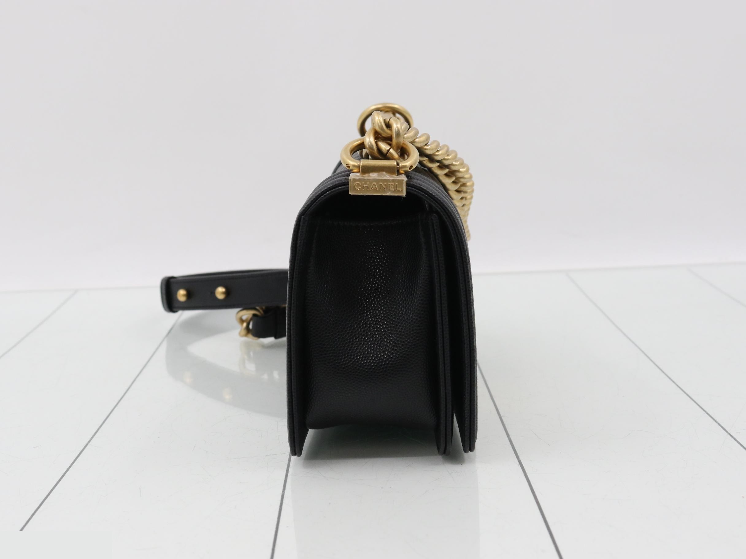 Boy Chanel 20 / Matelassé Shoulder Bag A67085 — view 4