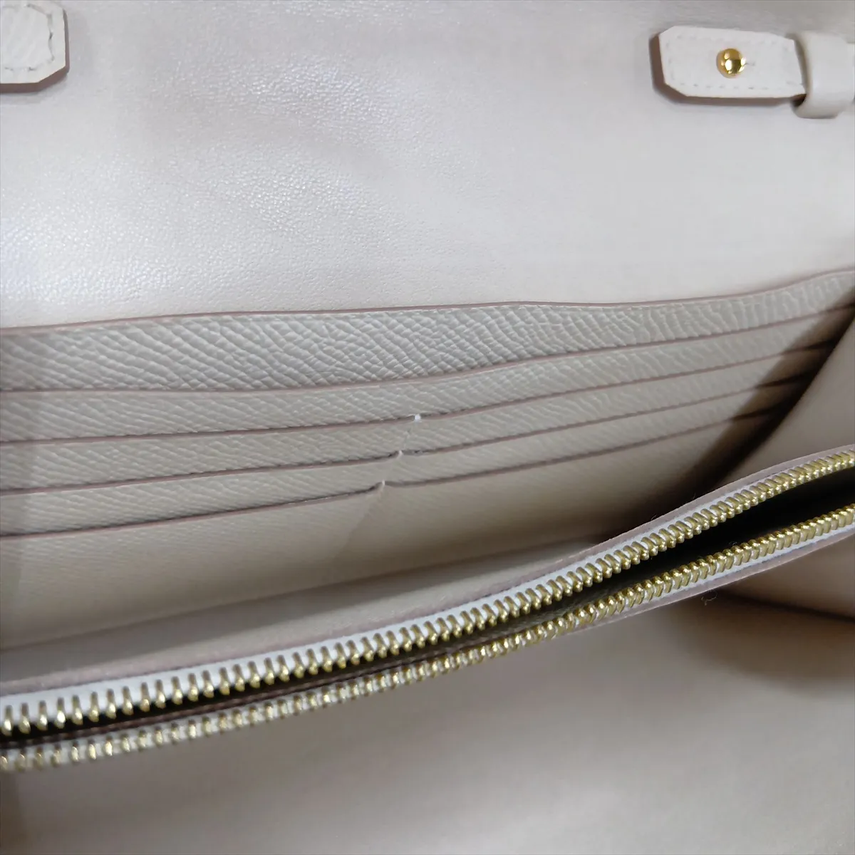 Constance Long To Go, Veau Epsom leather, Nata, gold hardware, B: 2023 — view 13