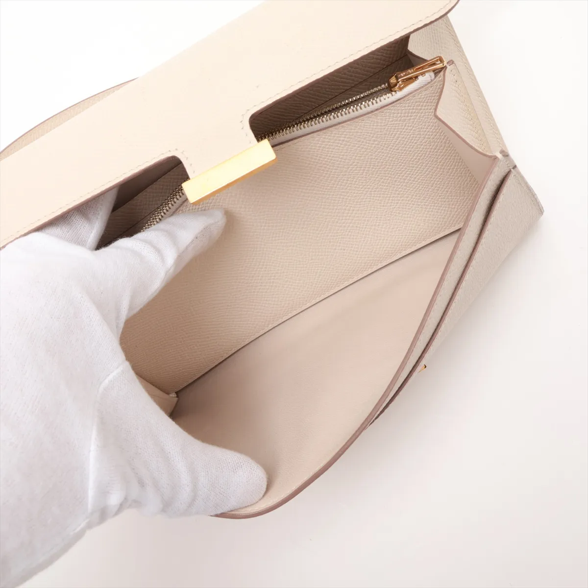 Constance Long To Go, Veau Epsom leather, Nata, gold hardware, B: 2023 — view 6
