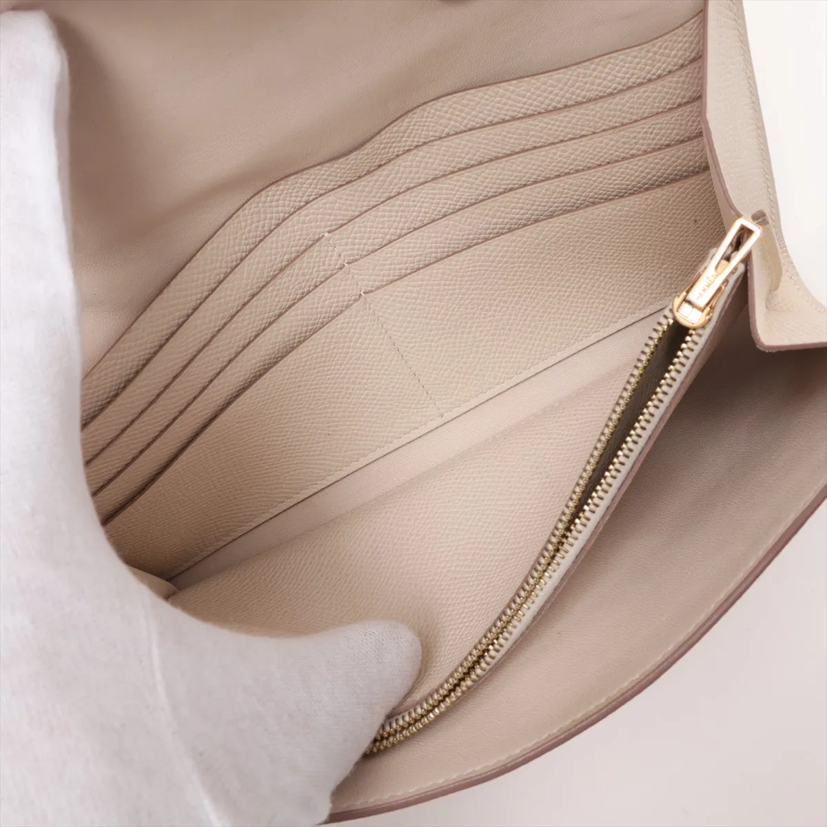 Constance Long To Go, Veau Epsom leather, Nata, gold hardware, B: 2023 — view 8