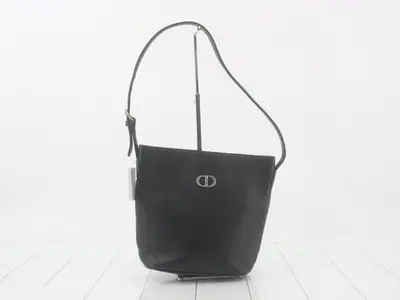 bucket-style shoulder bag, black leather.