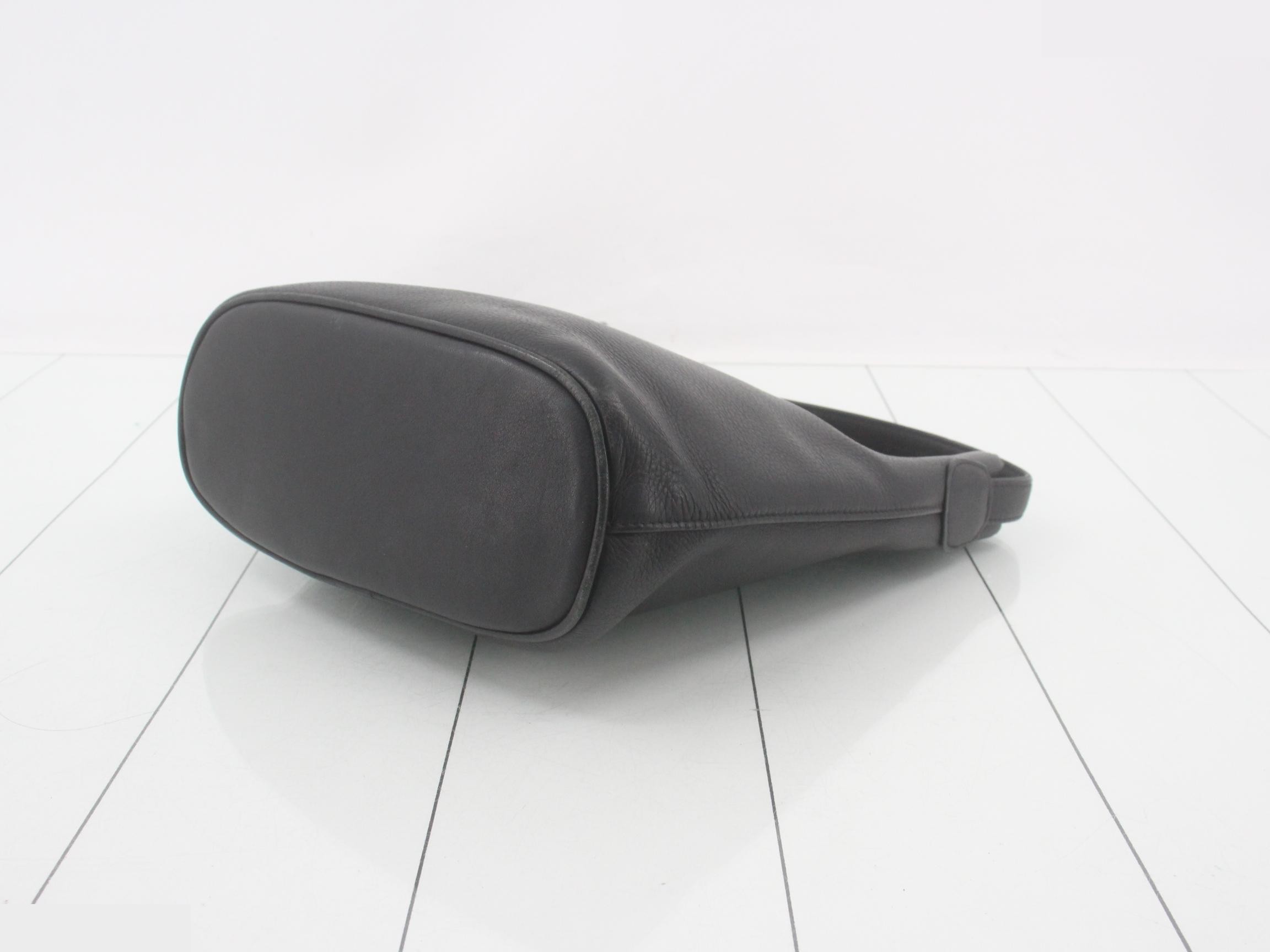 bucket-style shoulder bag, black leather. — view 6