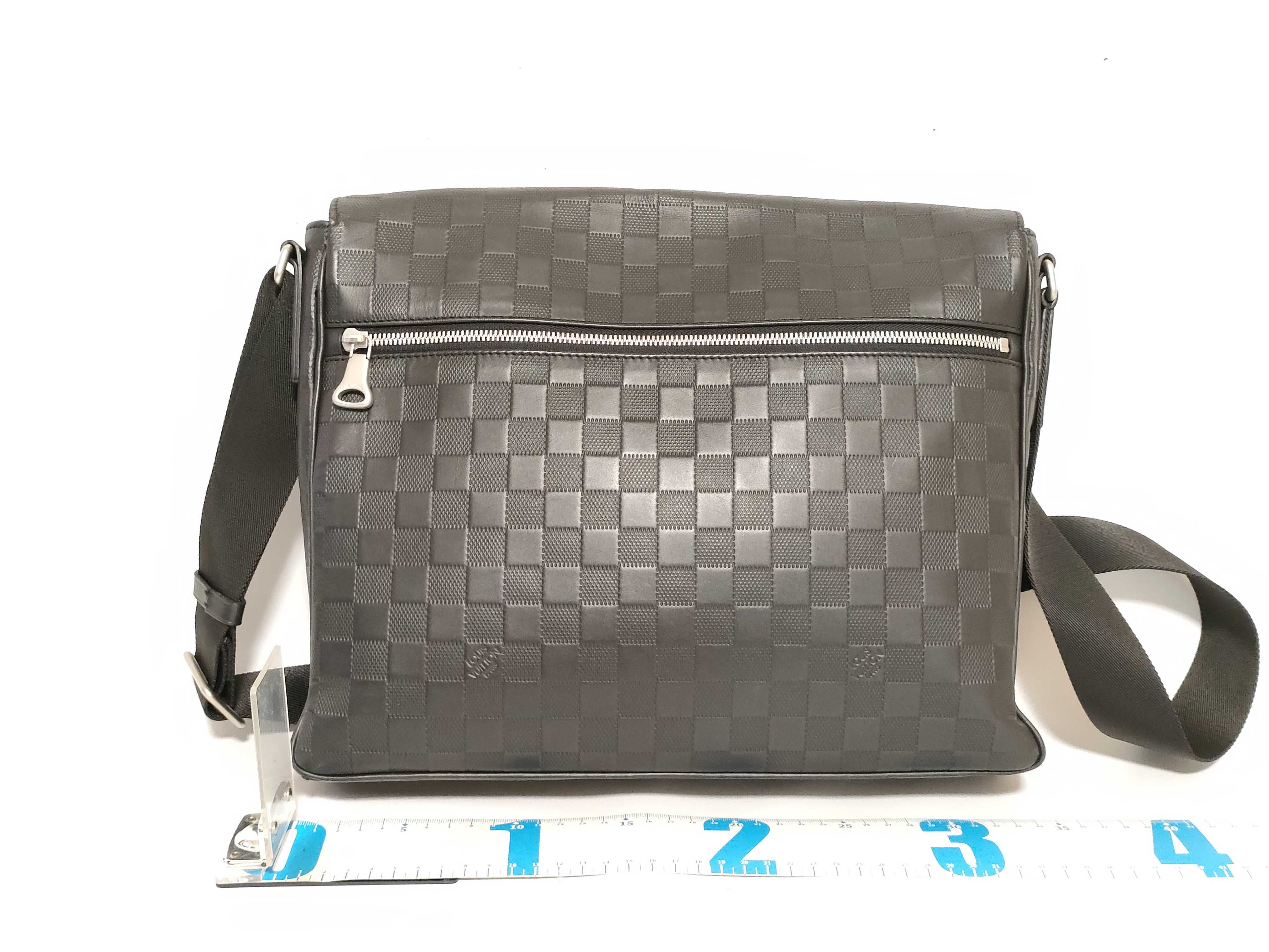 Damier Infini District MM N41038 Navy x Black Shoulder Bag (RFID responsive) — view 2