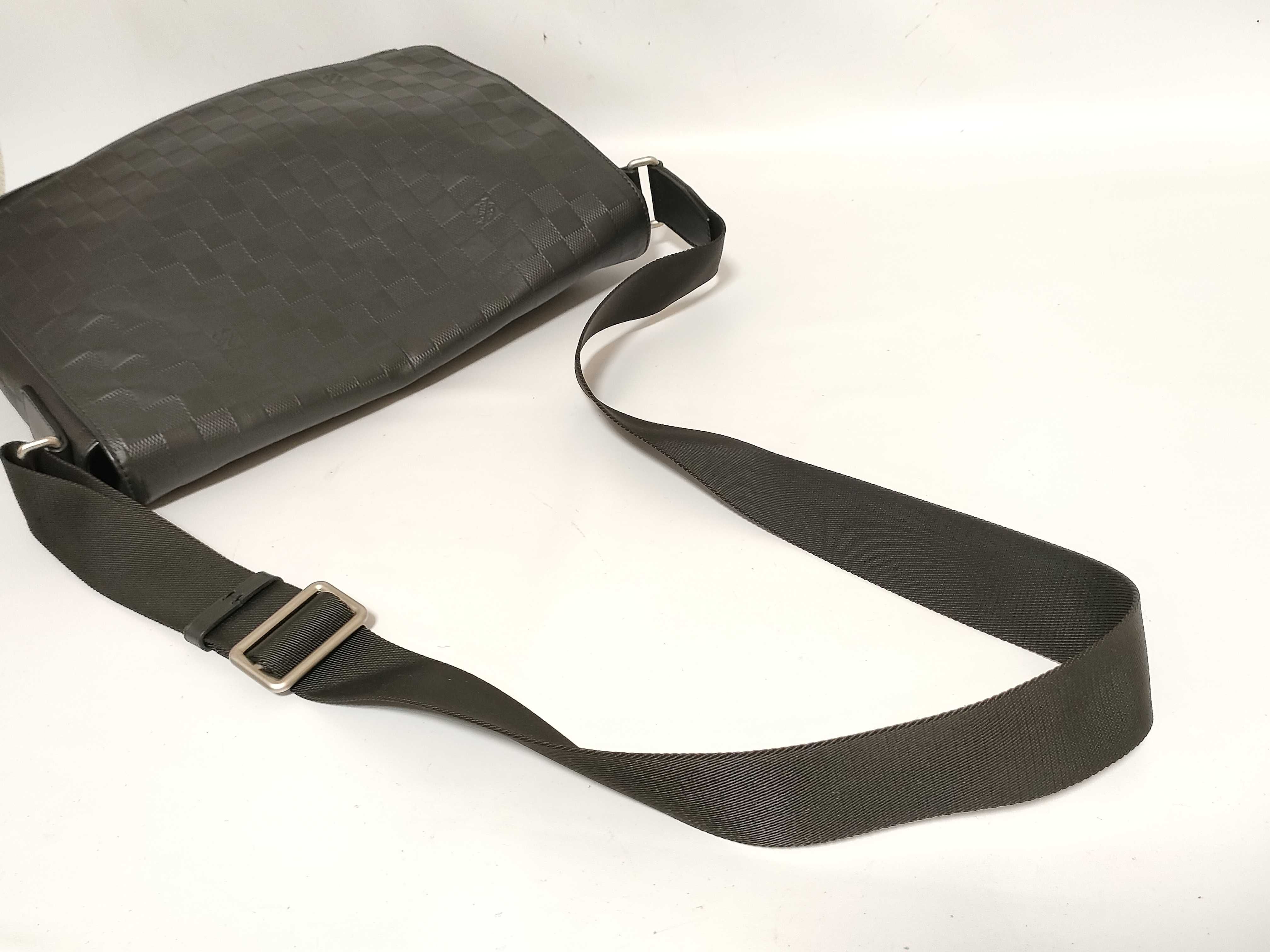 Damier Infini District MM N41038 Navy x Black Shoulder Bag (RFID responsive) — view 3