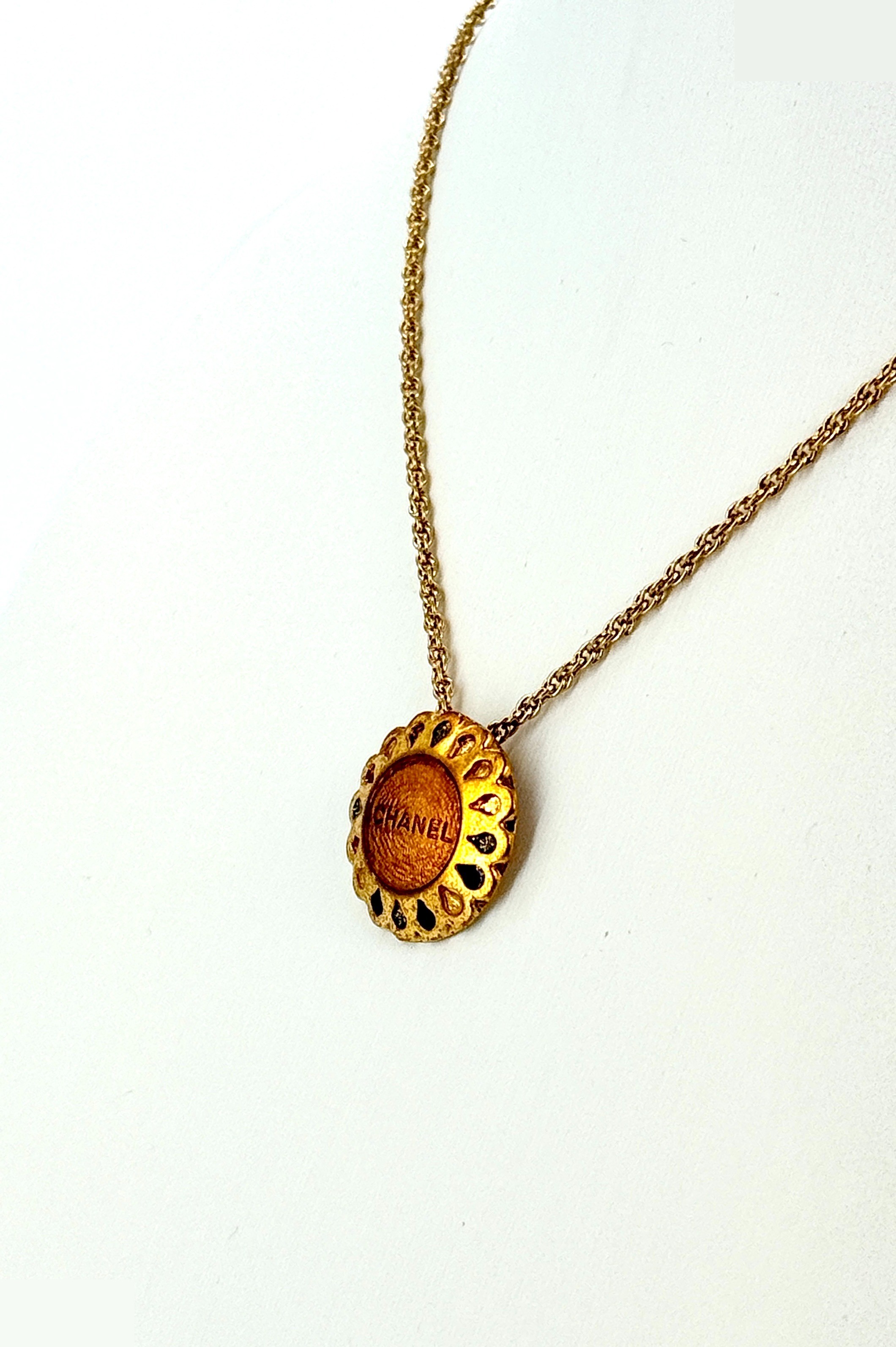 Logo, flower motif, color (precious metal), necklace, pendant — view 2