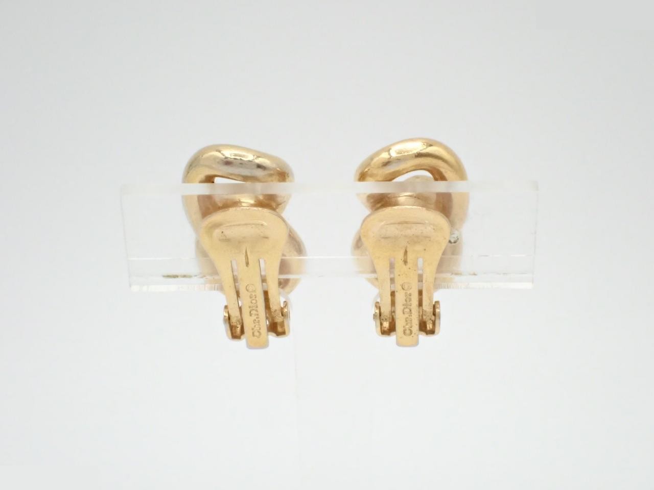 Twist design earrings — view 2