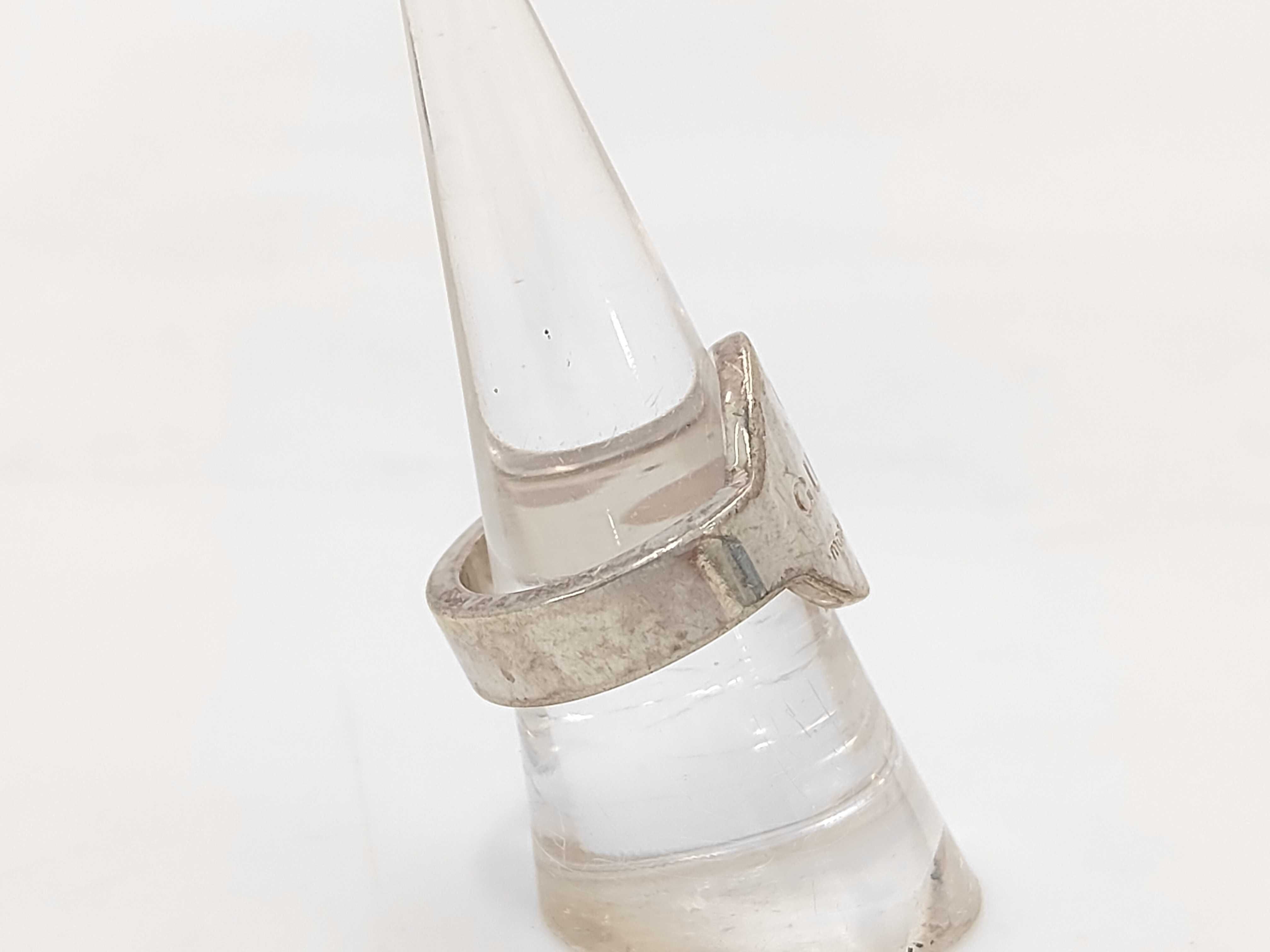 trademark oval ring — view 3