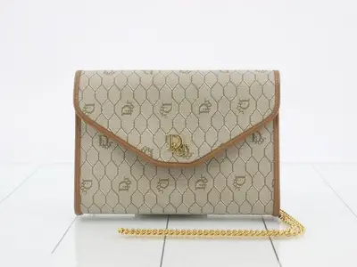 Honeycomb pattern PVC chain shoulder bag