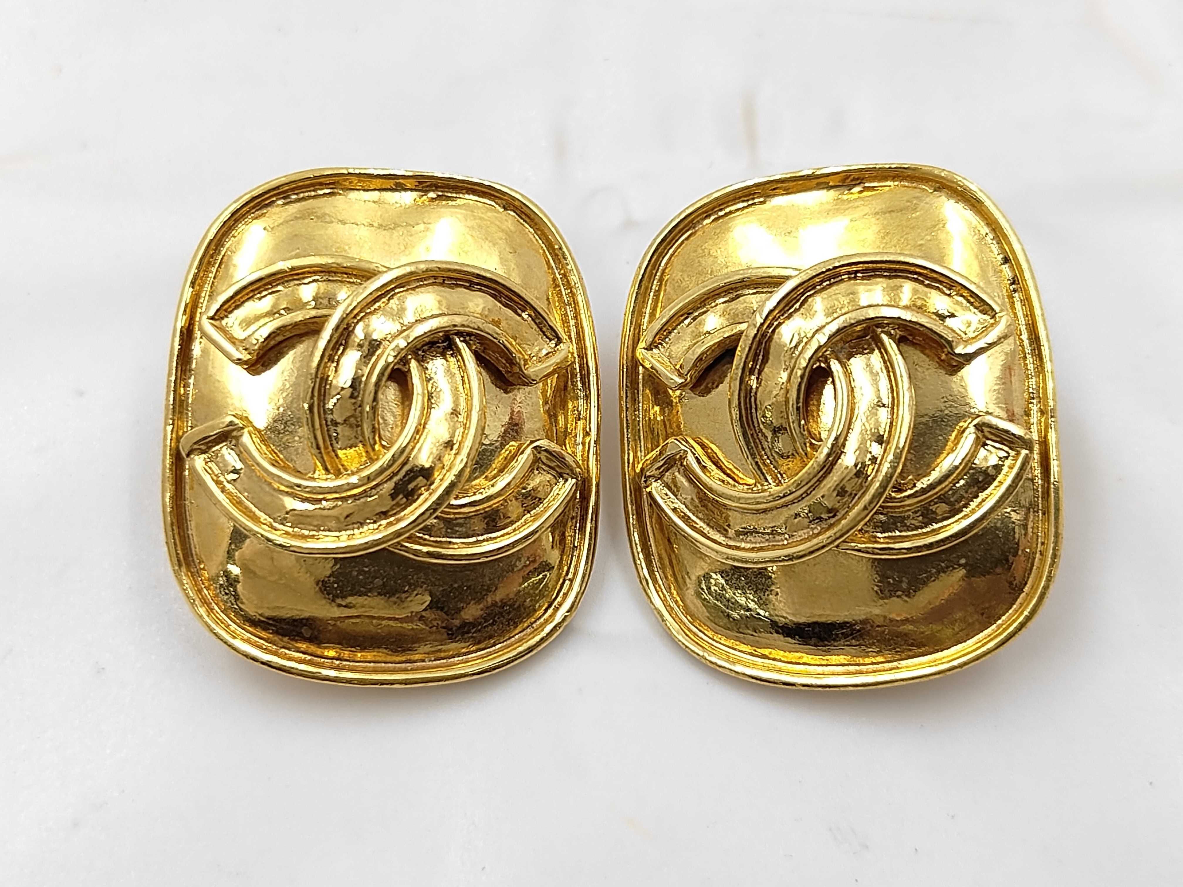 earrings with box, rectangular plate earrings.
