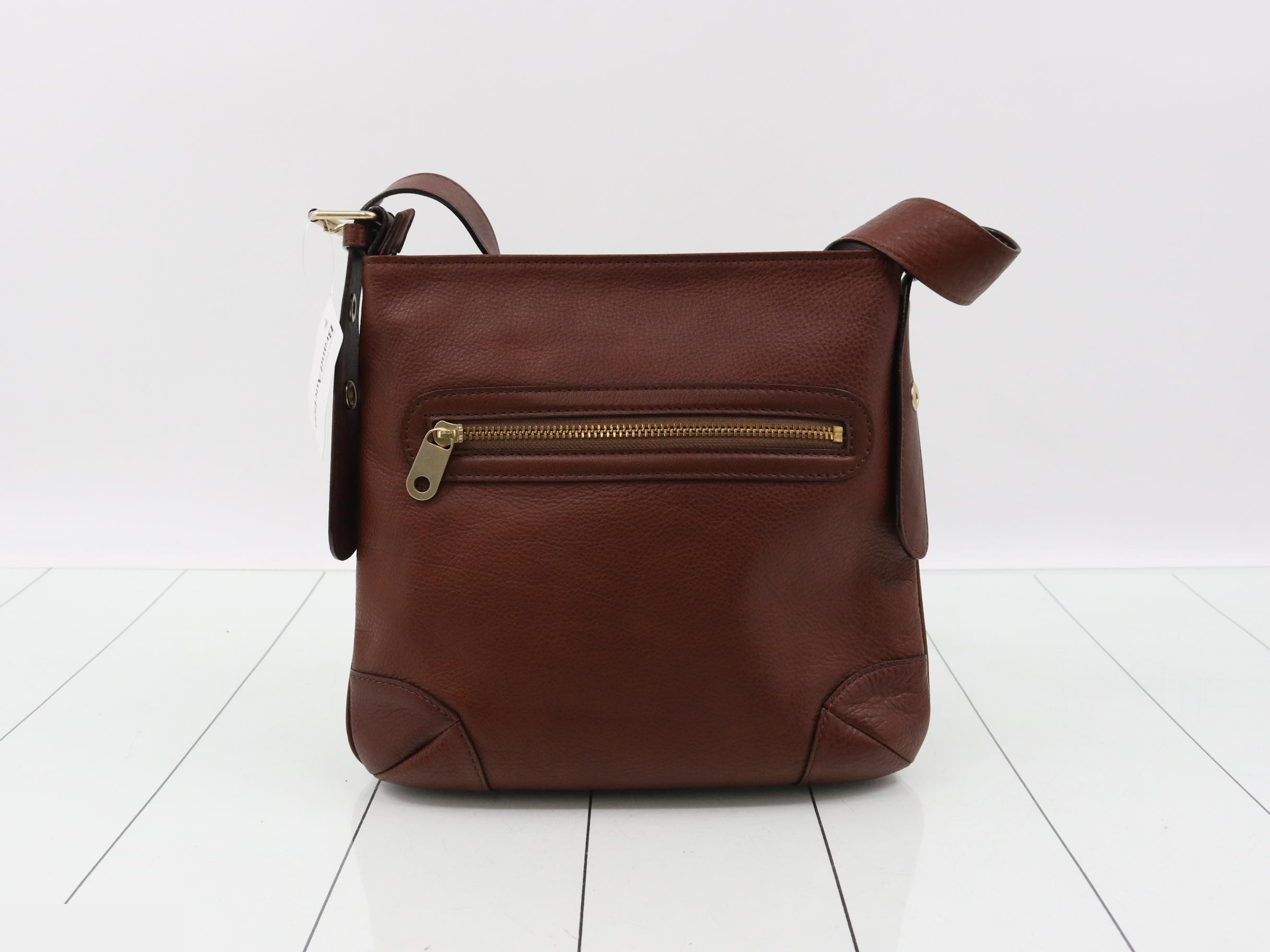 leather shoulder bag with logo engraving. — view 2