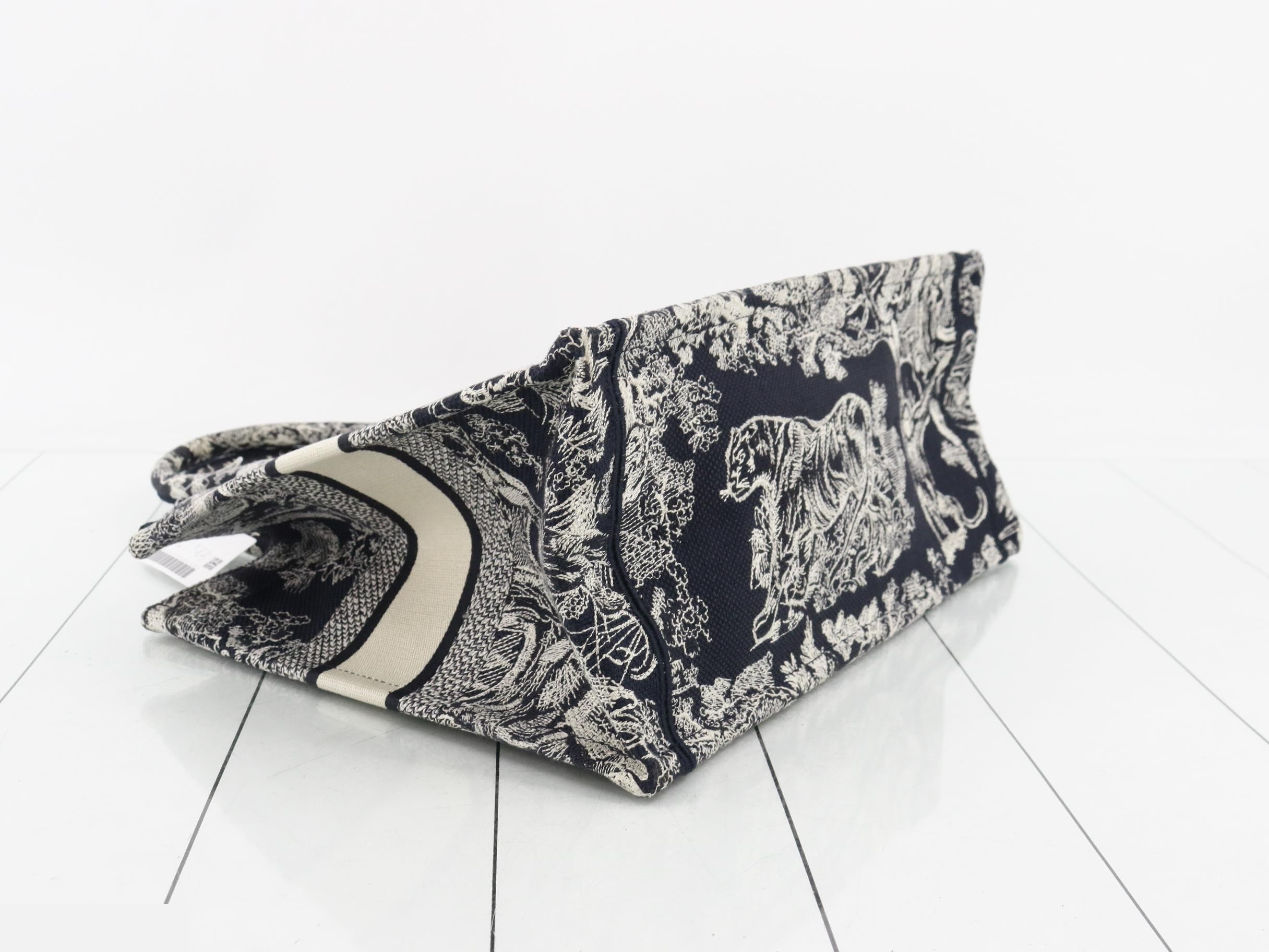 Book Tote - Medium — view 5