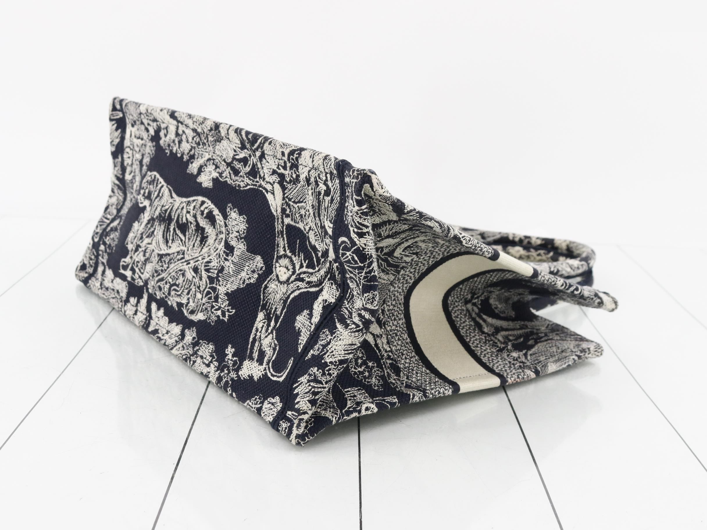 Book Tote - Medium — view 6