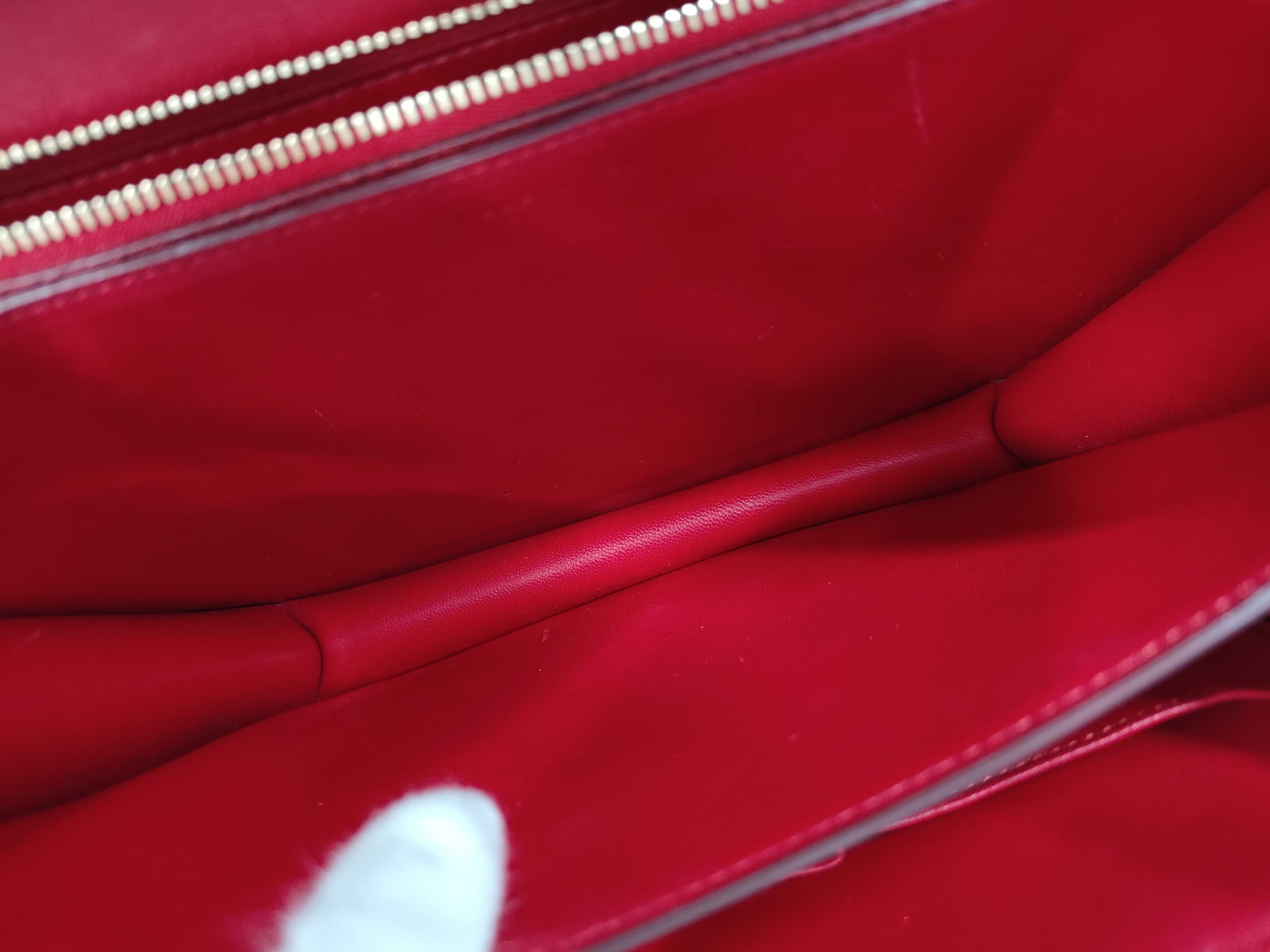 Classic Box Medium Grain Leather Shoulder Bag — view 10