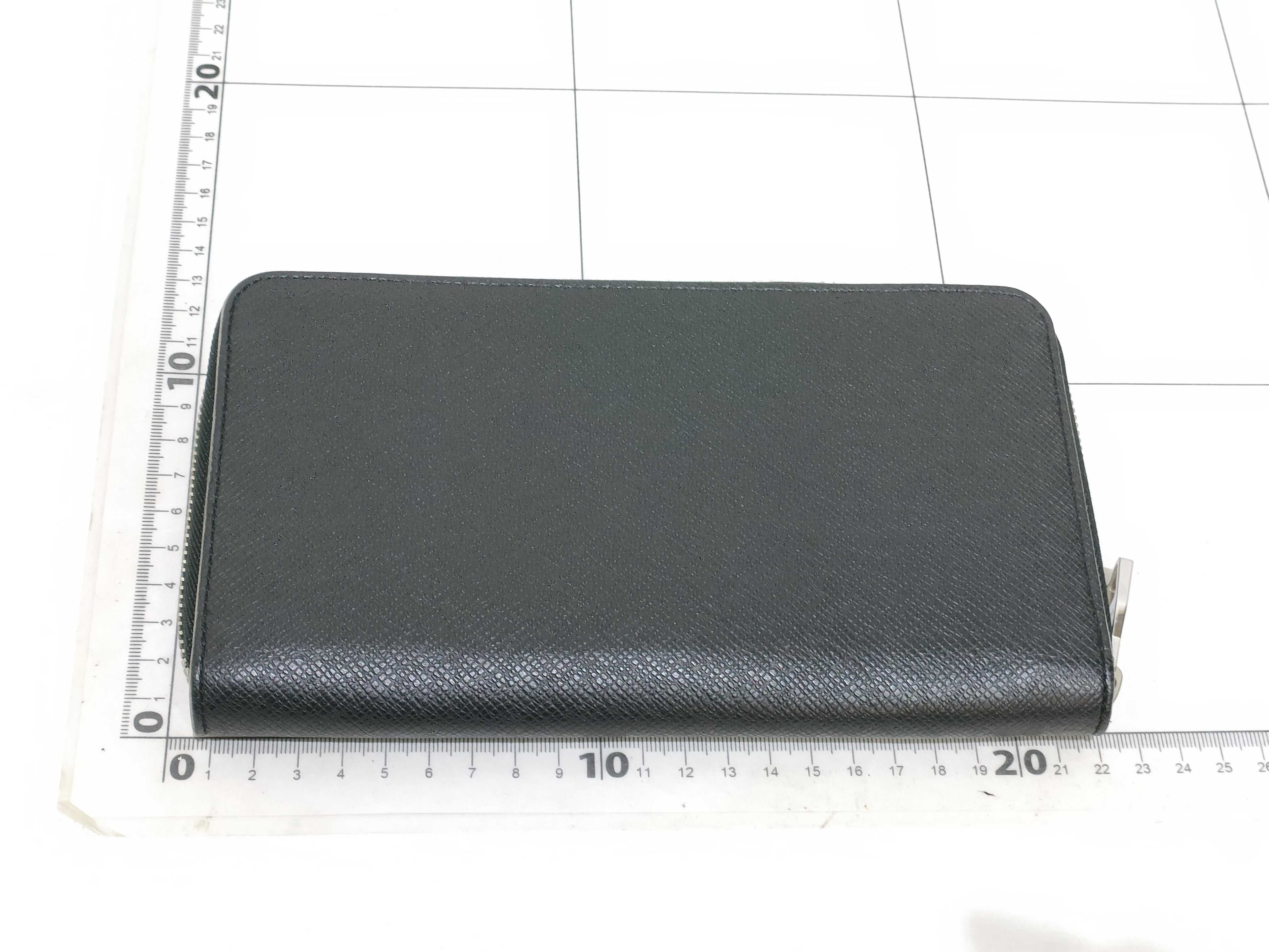 Taiga Zippy Organizer NM Round Zipper Wallet M30056 CA4107 — view 2