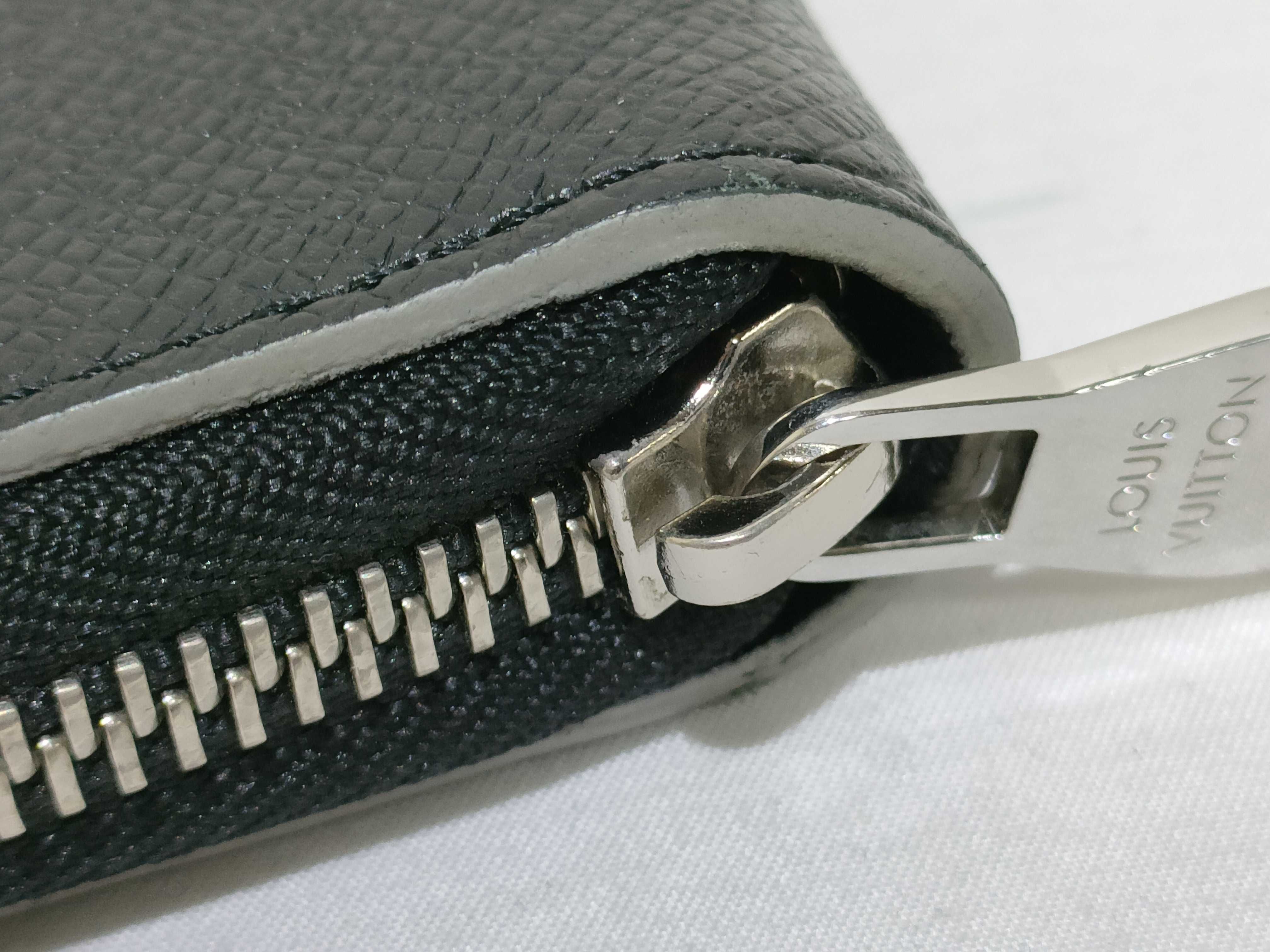 Taiga Zippy Organizer NM Round Zipper Wallet M30056 CA4107 — view 7