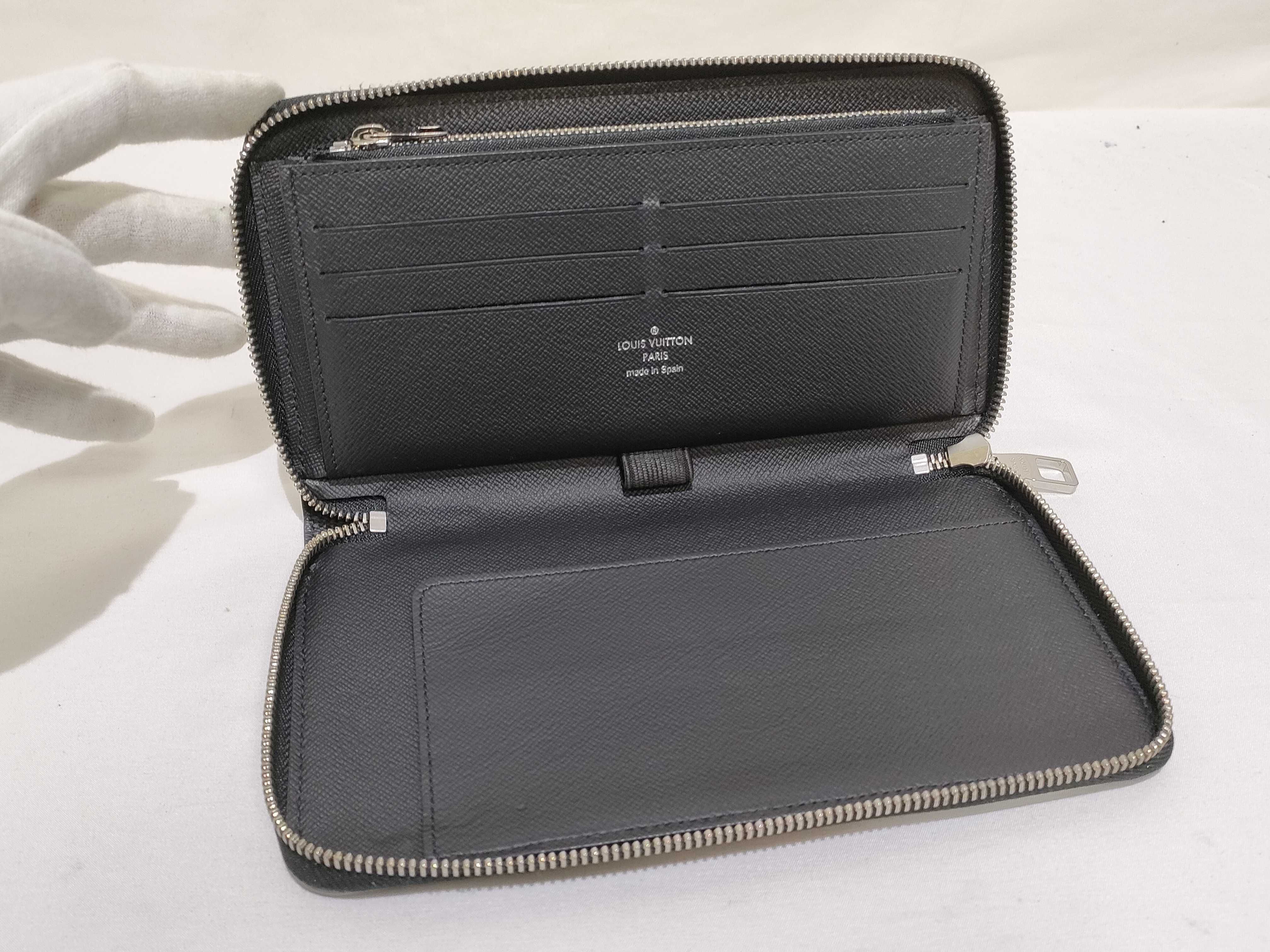 Taiga Zippy Organizer NM Round Zipper Wallet M30056 CA4107 — view 9