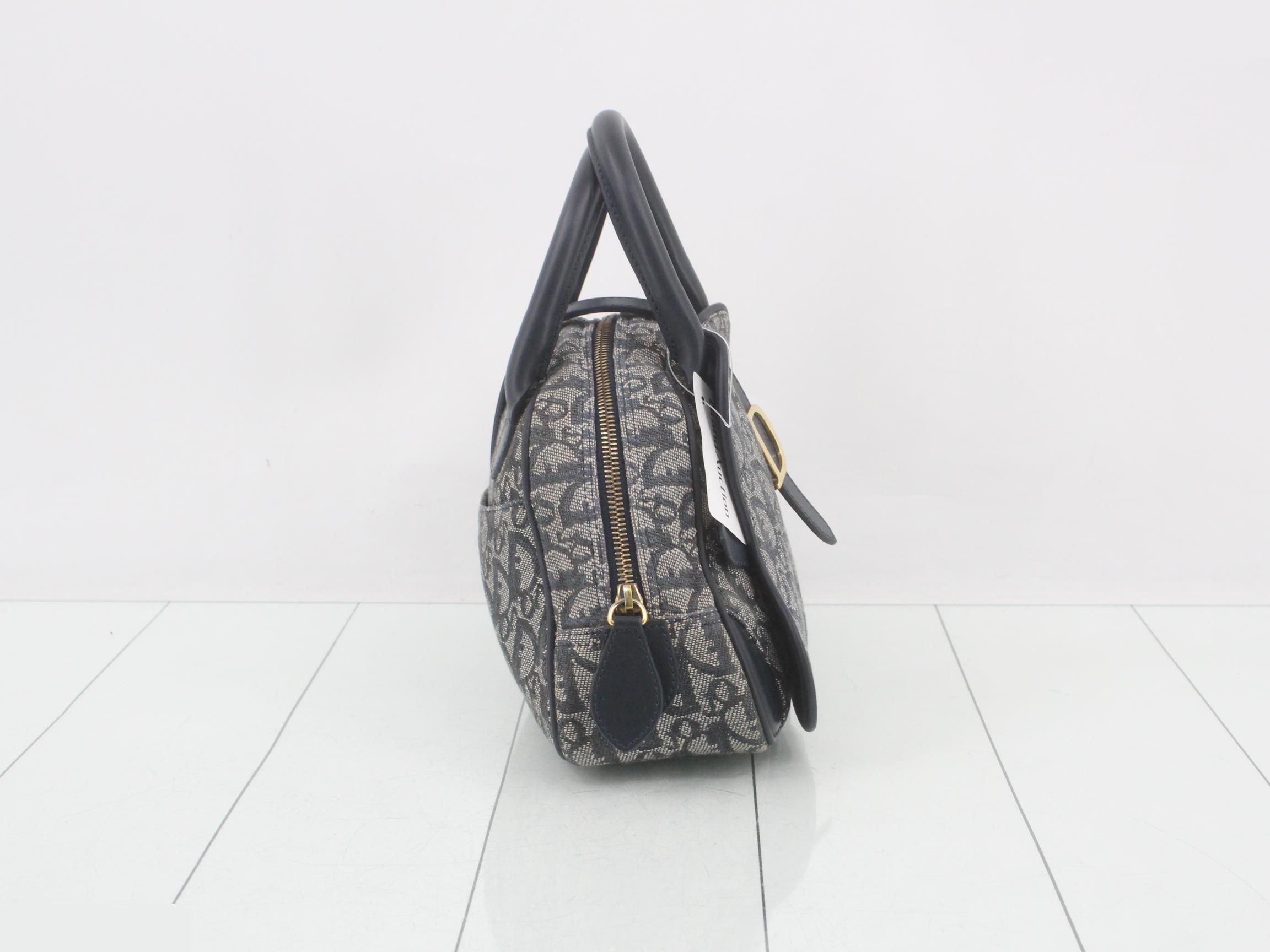 Trotter D-shaped clasp handbag, navy, 302 — view 4