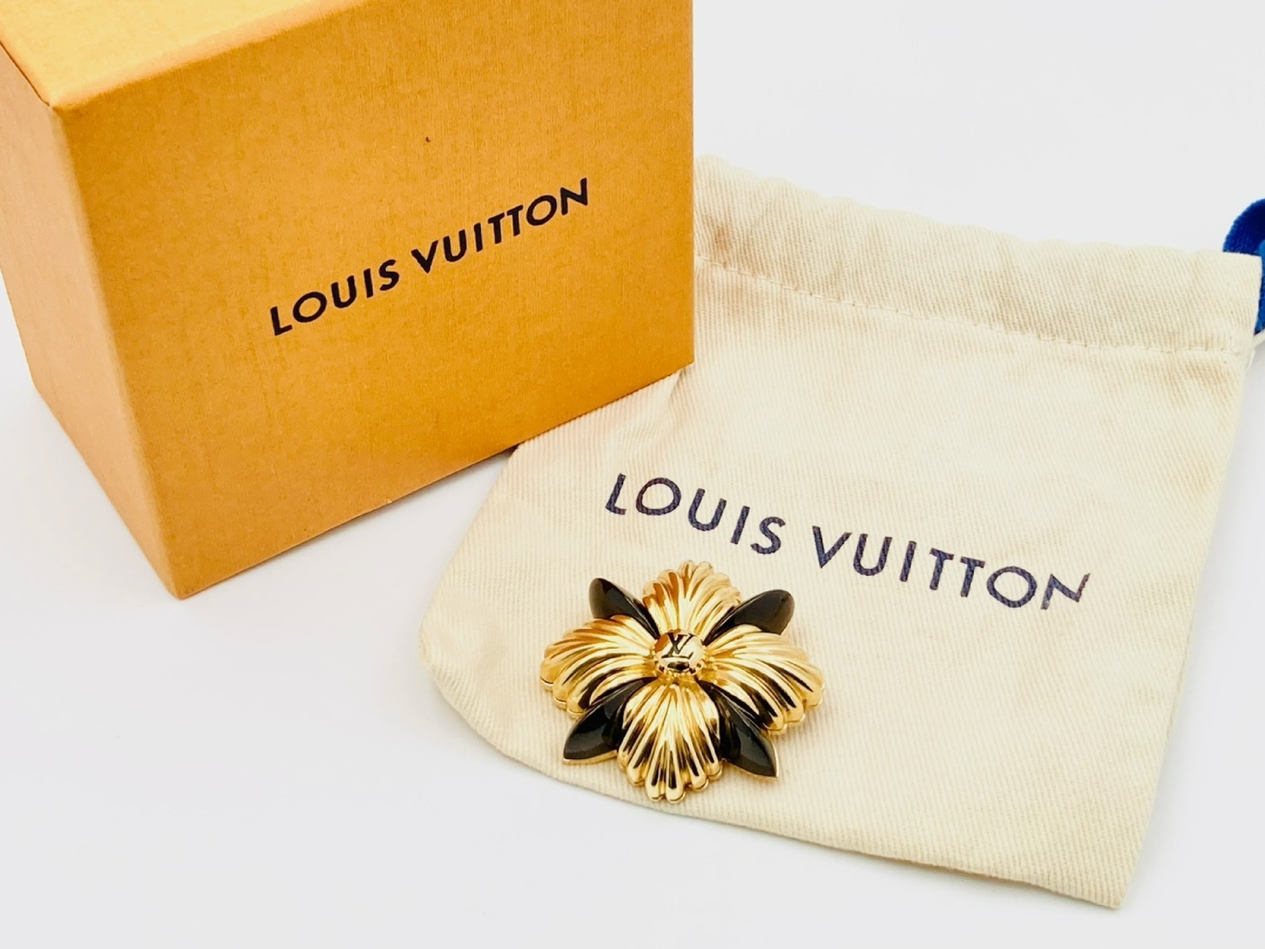 M68381 Monogram Flower Brooch Gold x Black LB0169 Brooch — view 4