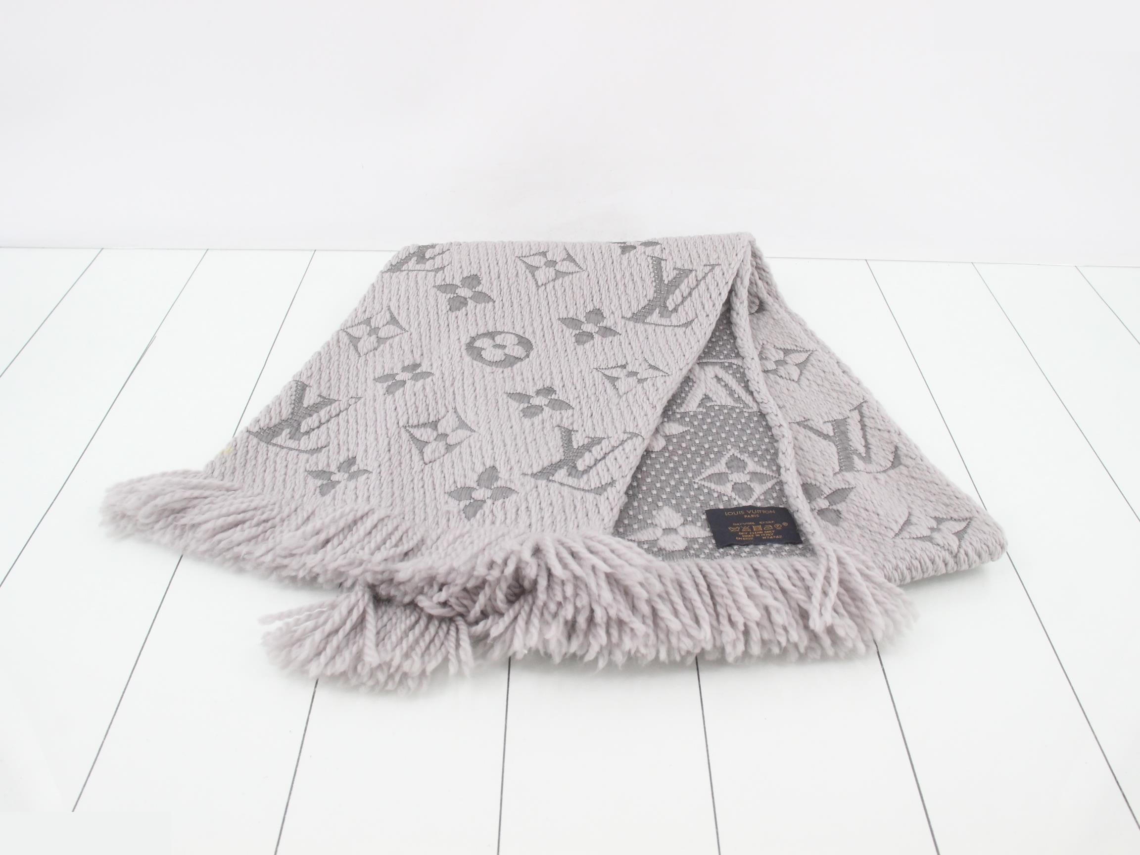 M74742 Echarpe Scarf, Gray — view 2