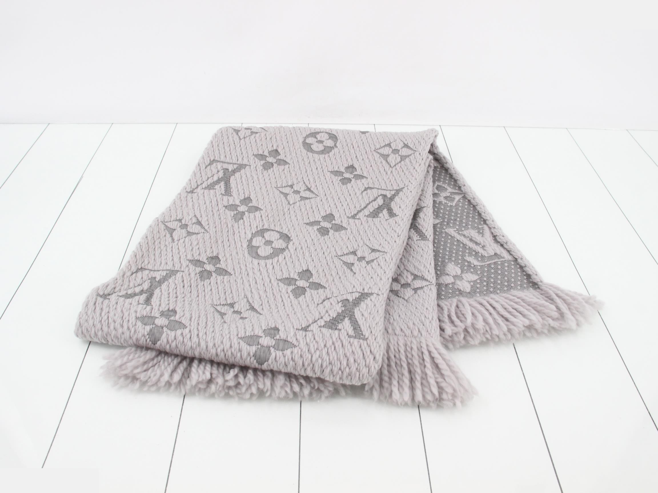 M74742 Echarpe Scarf, Gray — view 3