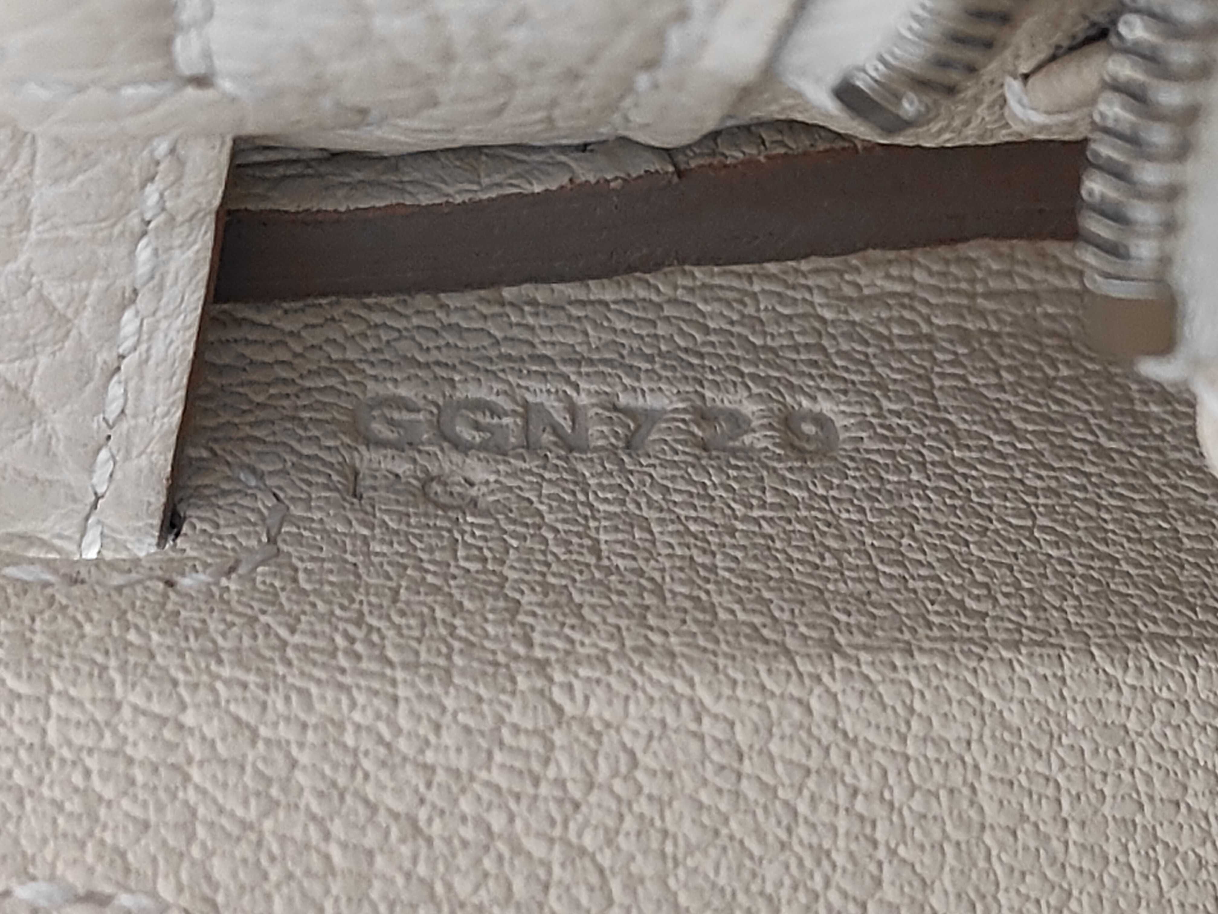 Kelly 25 Togo Leather Handbag with Silver Hardware (G Stamp) — view 9