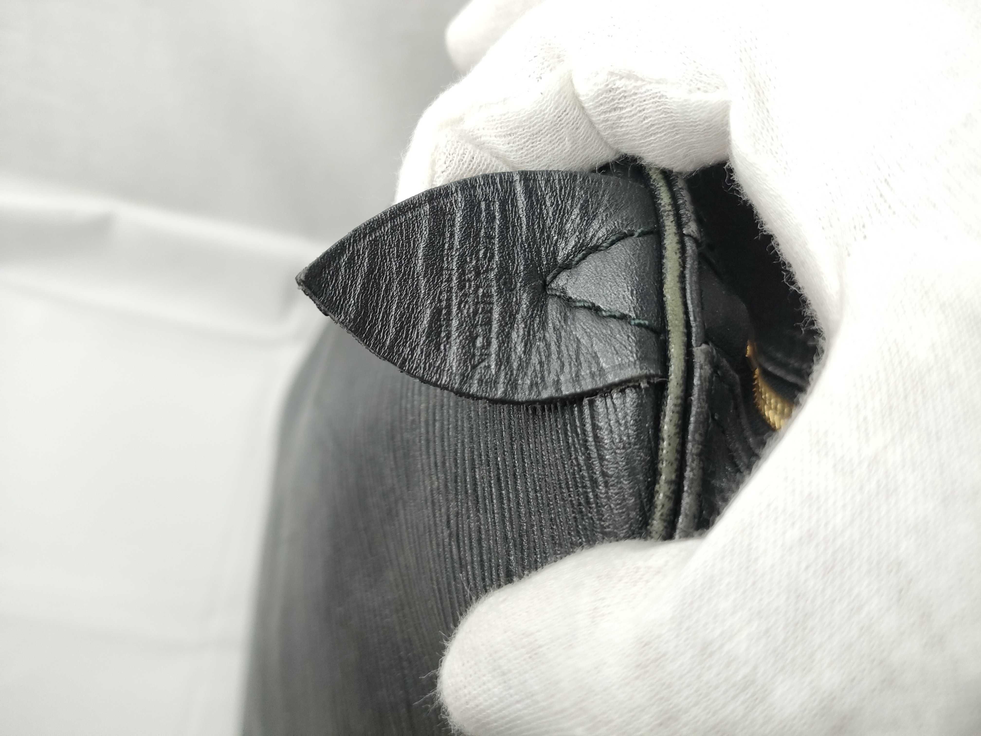 Epi LV Keepall 55 Black Boston Bag — view 11